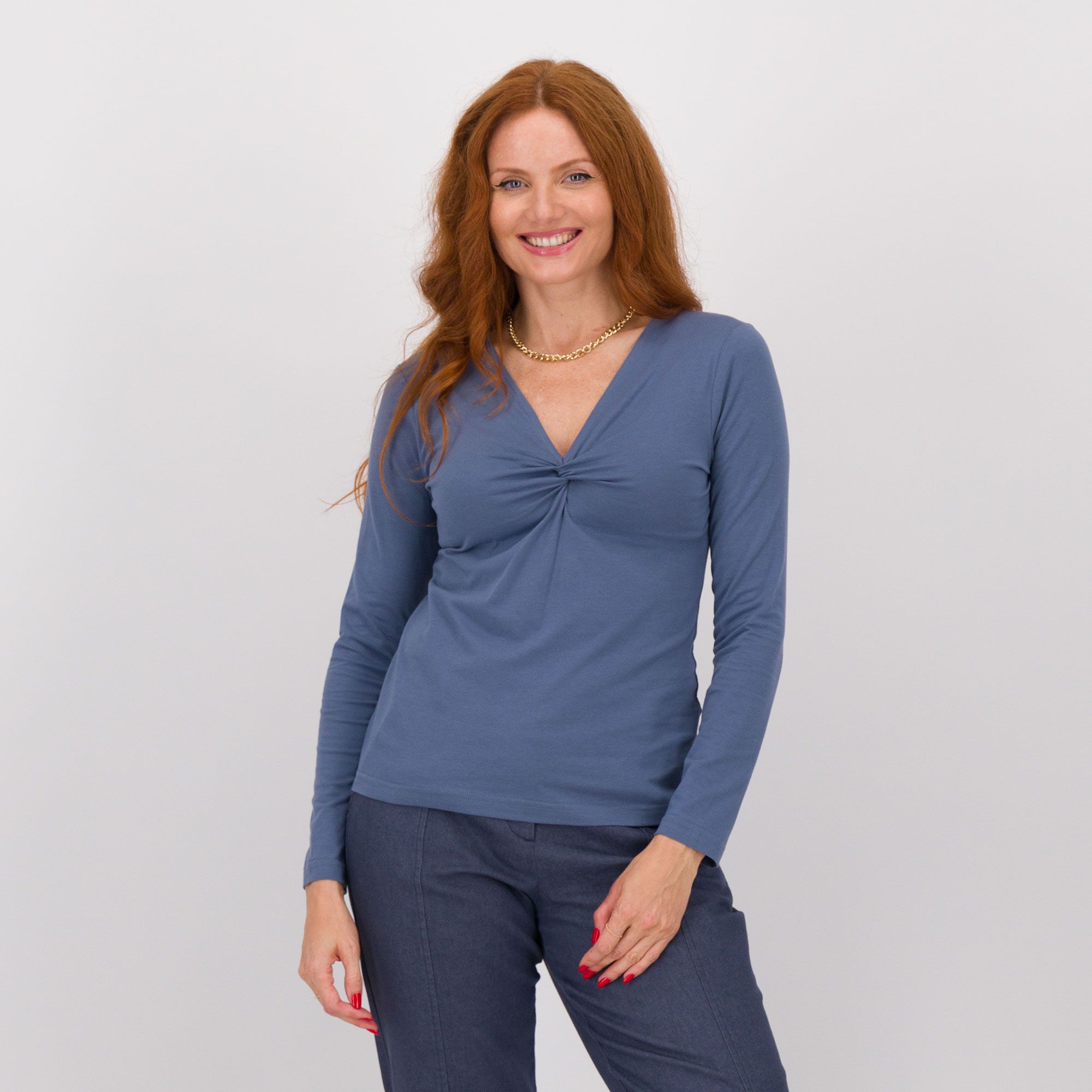 Officina della Moda
Maglia con scollo a V
con nodo
e maniche lunghe