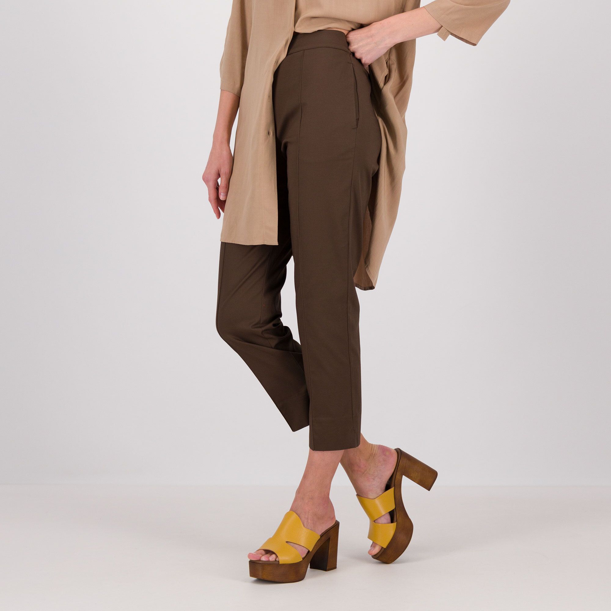 Caterina Lancini
Pantaloni Capri in 
cotone elasticizzato
con tasche inserite e
spacchetti al fondo