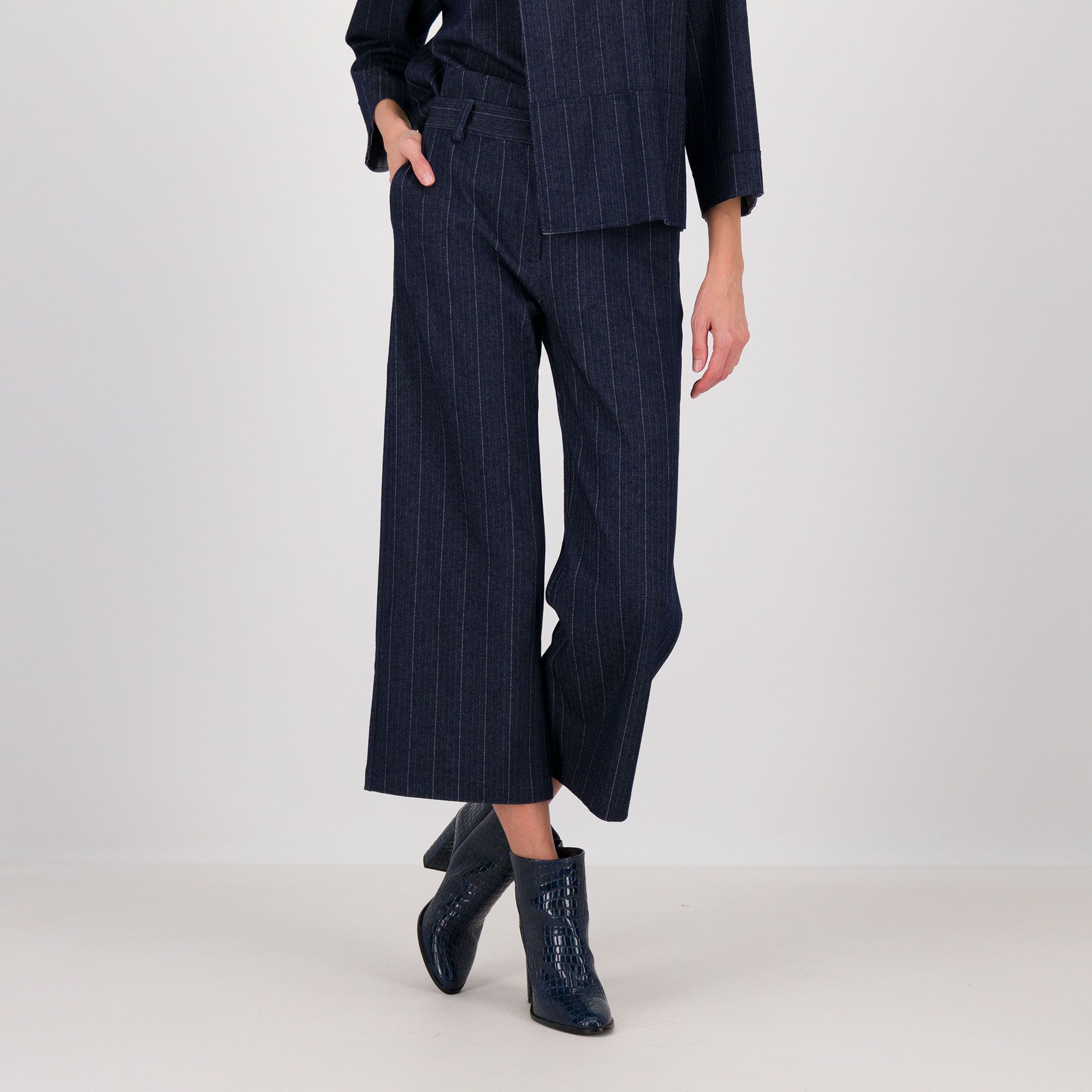 Caterina Lancini
Pantaloni cropped
in tessuto gessato
effetto jeans