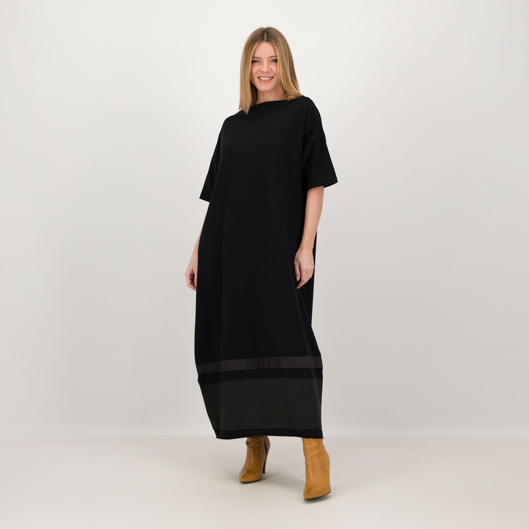 LUCREZIA SCIORTINO
Abito lungo in
felpina con
inserti fantasia