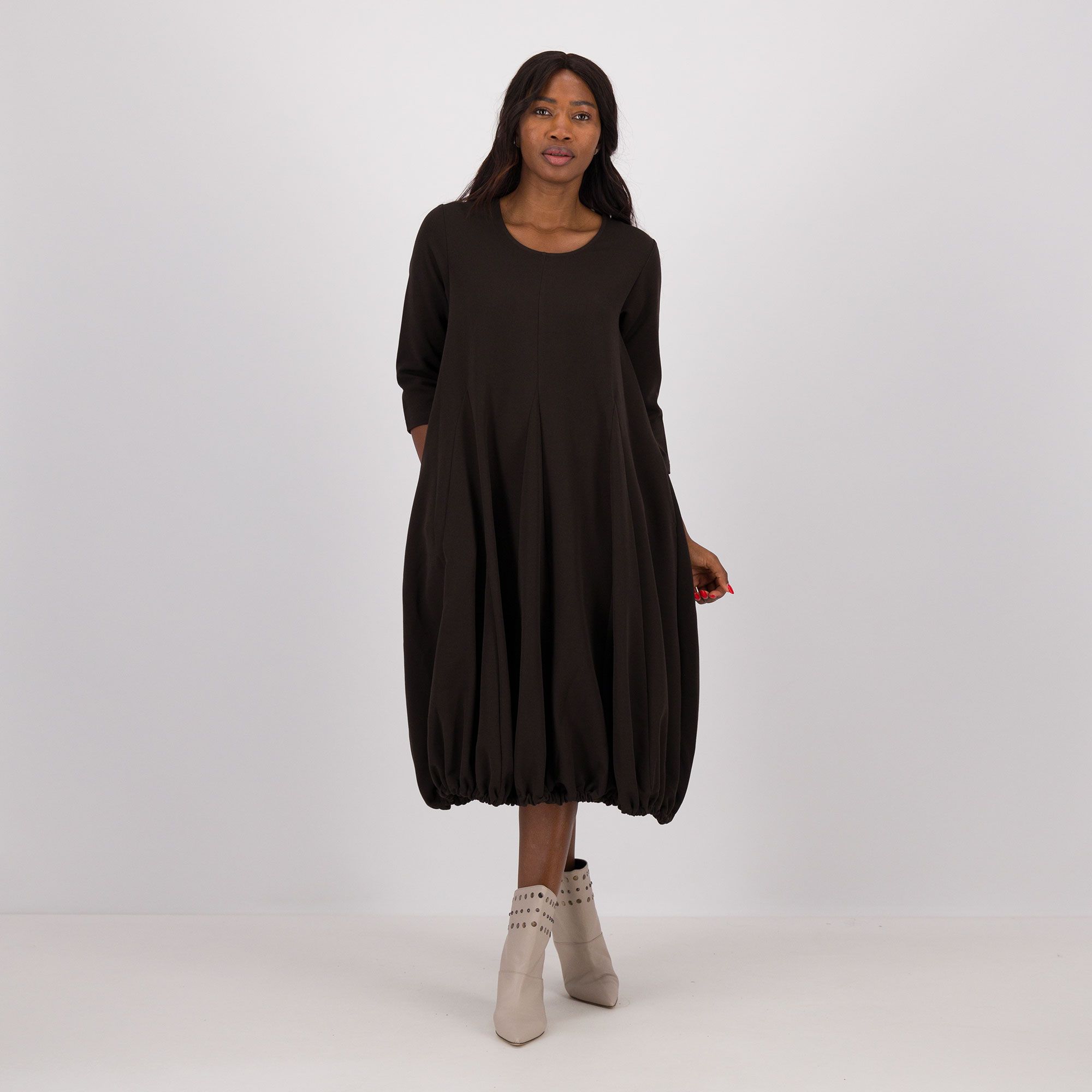 LUCREZIA SCIORTINO
Abito midi
in tessuto fluido
con manica 3/4