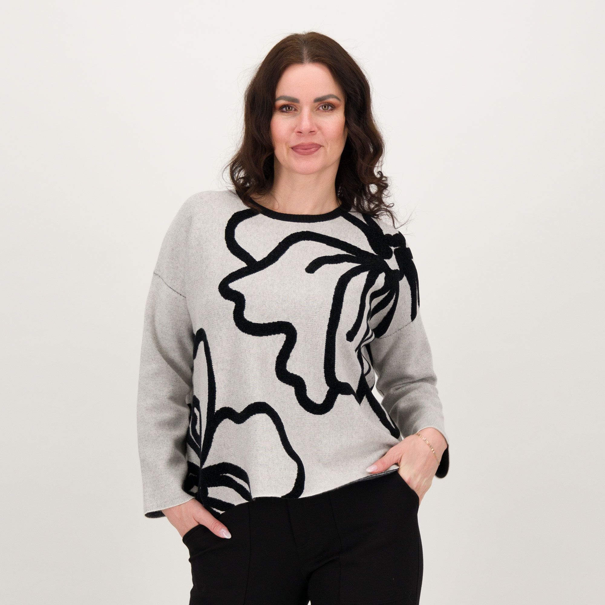 Wynne Layers
Maglia ampia 
con ricamo a fiori 
e maniche lunghe