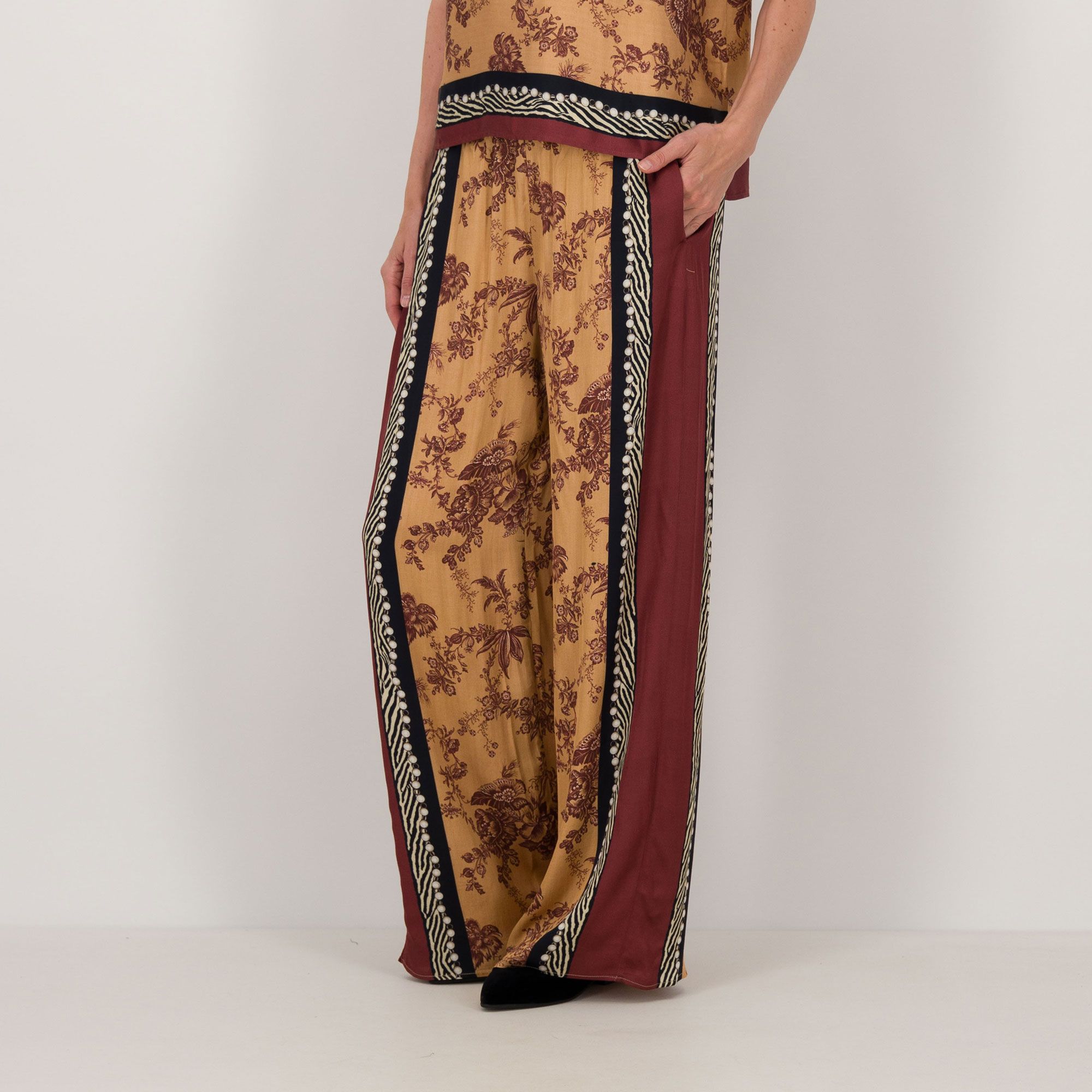 Oltre
Pantaloni palazzo
in viscosa fantasia
con elastico in vita