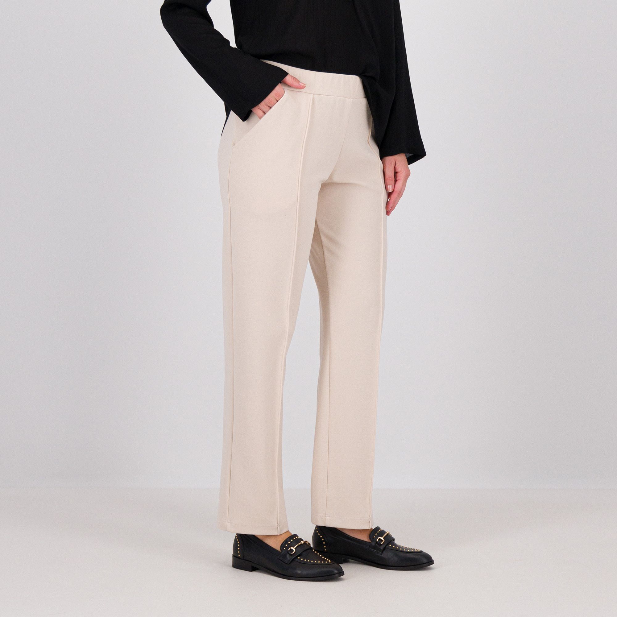 M’ama
Pantaloni in maglia
gamba dritta
e lunghezza tallone