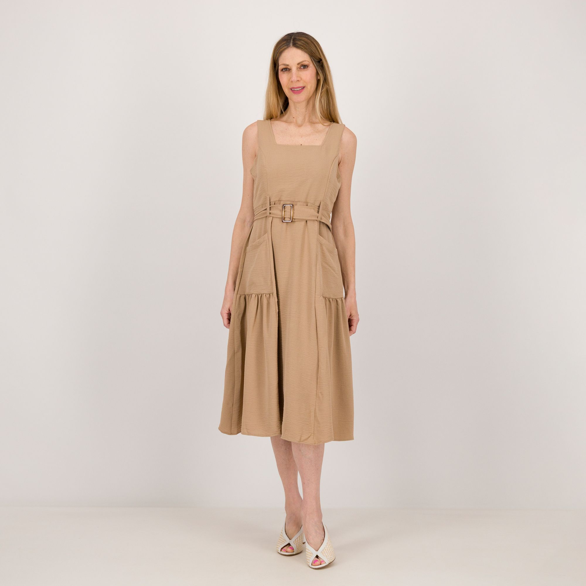 Nina Leonard
Abito midi linea A
smanicato con
cintura in vita