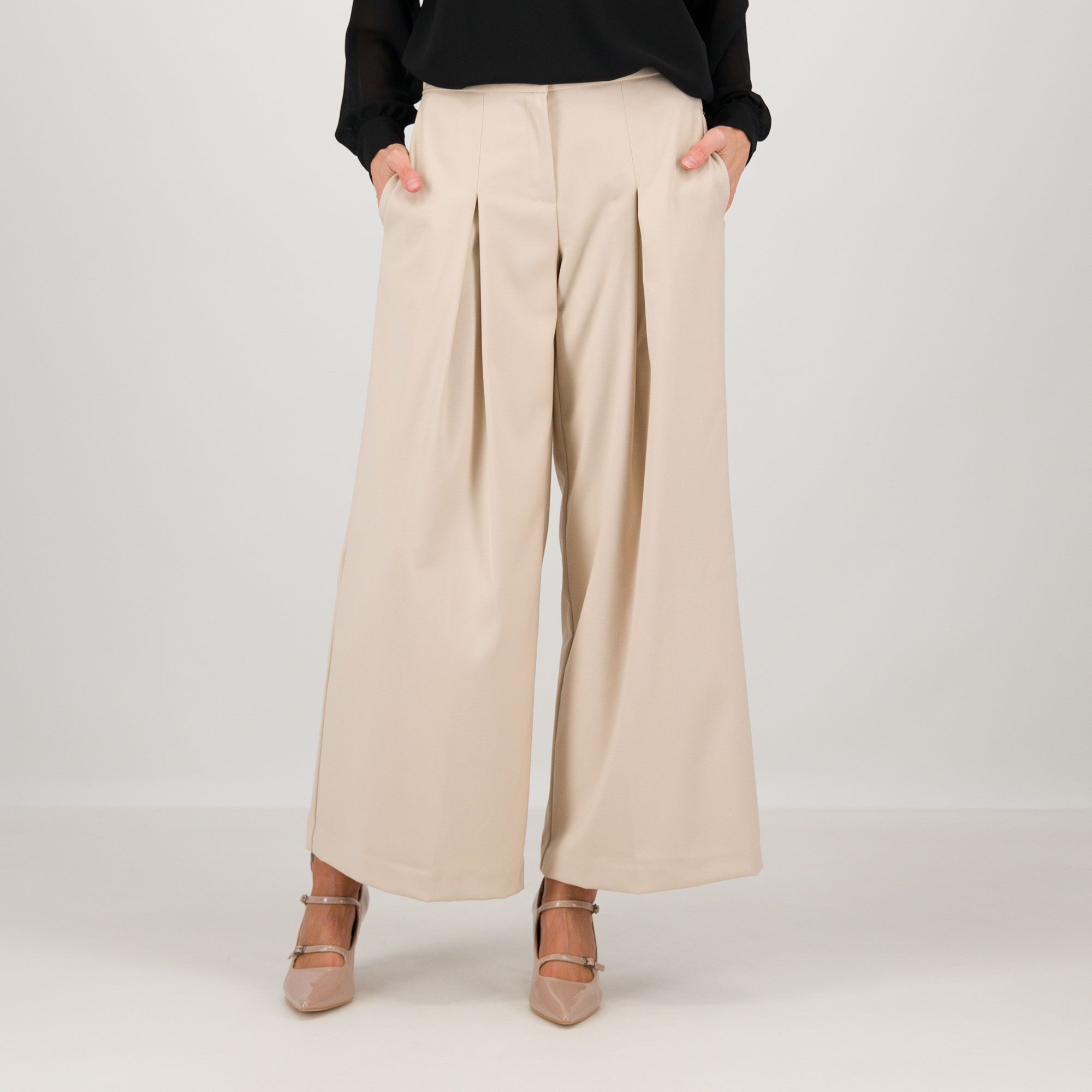 W.I.T.A.
Pantaloni con sfondo
piega e tasche