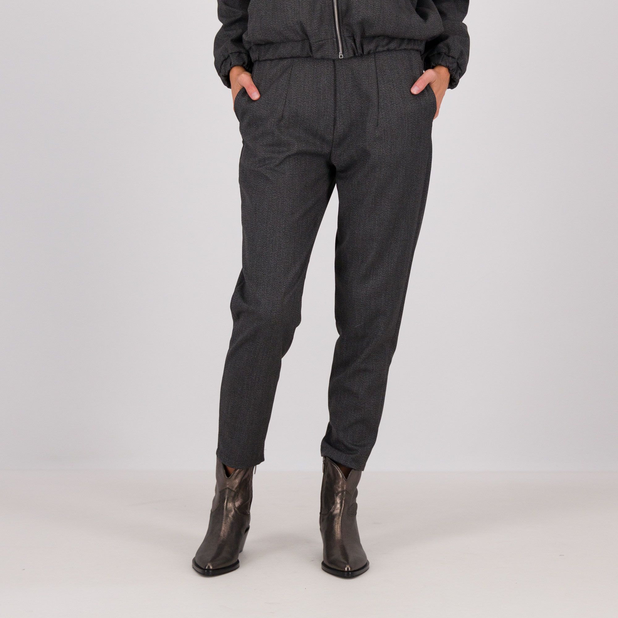 LUCREZIA SCIORTINO
Pantaloni a carota
in grisaglia spinata
con elastico in vita