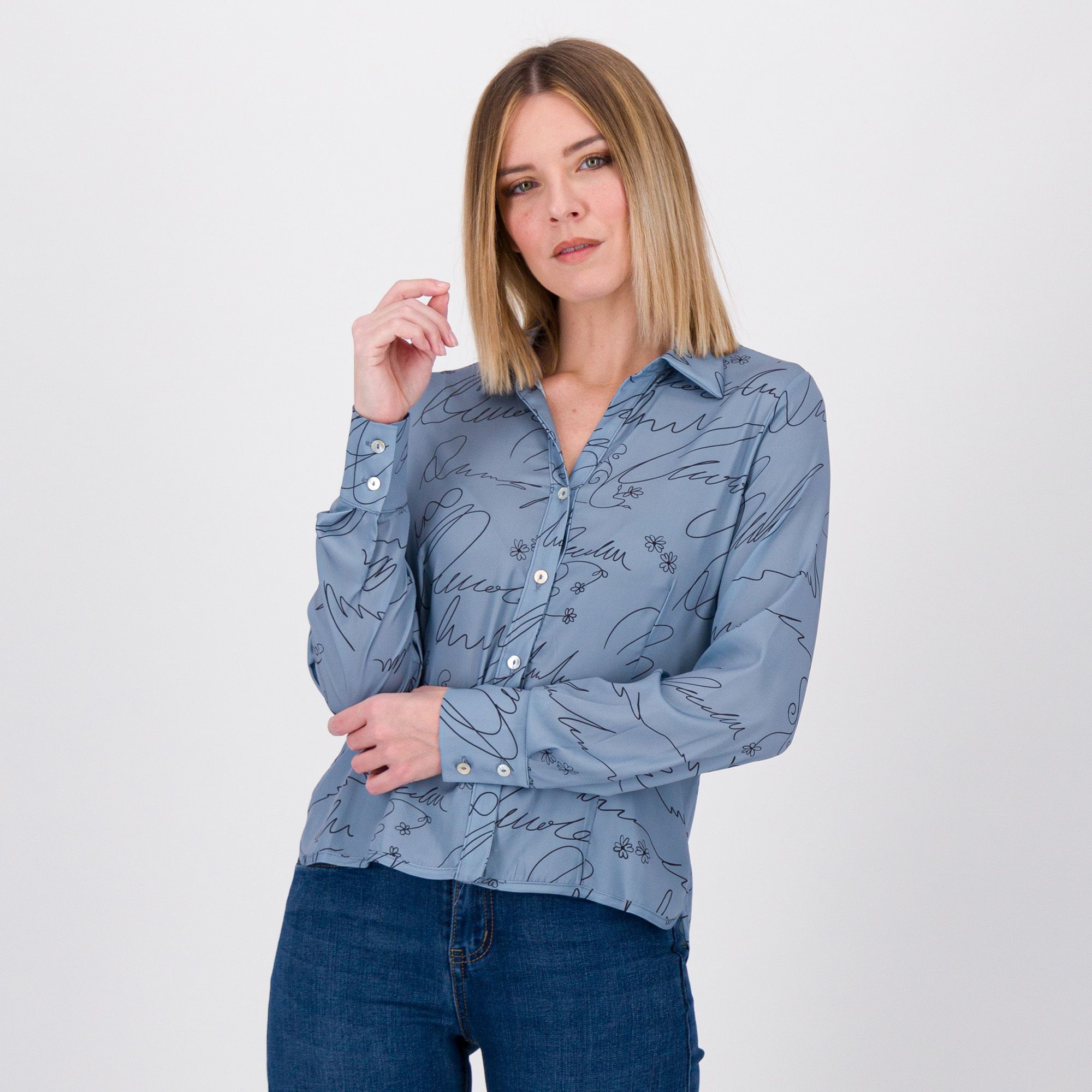 Officina della Moda
Camicia in raso 
fantasia scritte con
maniche lunghe