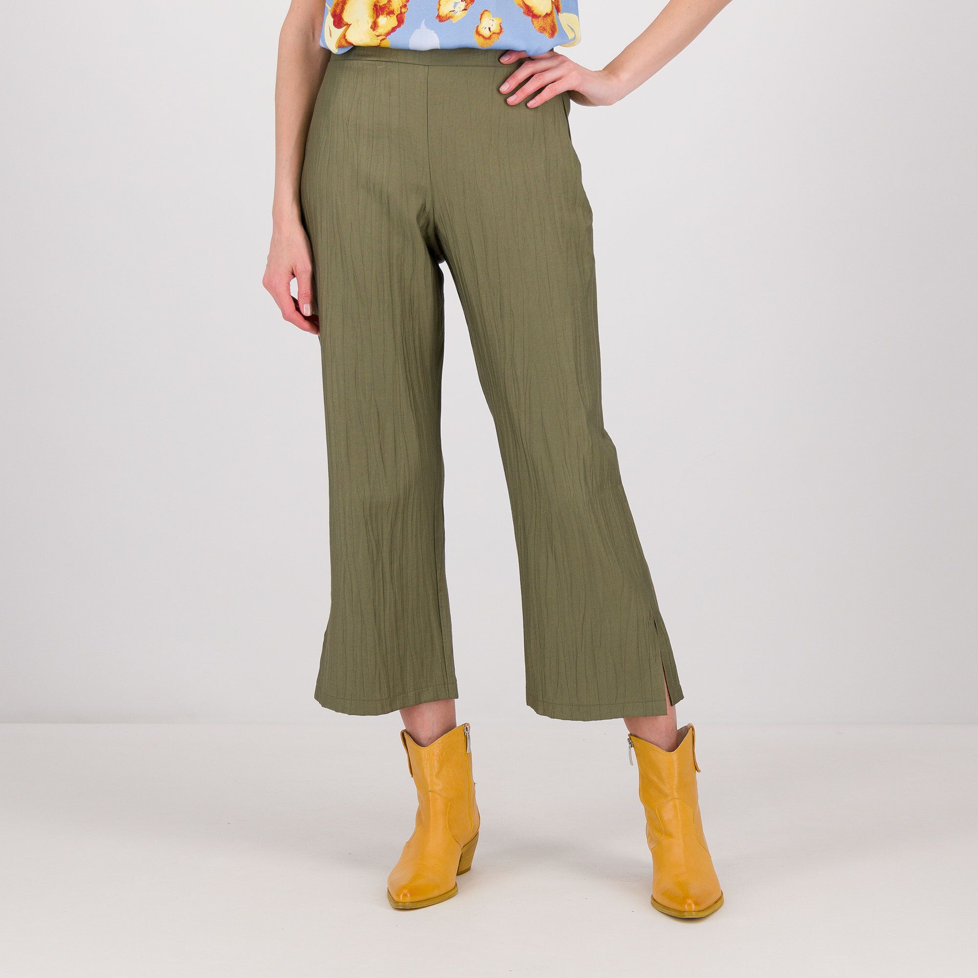 M’ama
Pantaloni in cotone
e viscosa con
spacchi al fondo