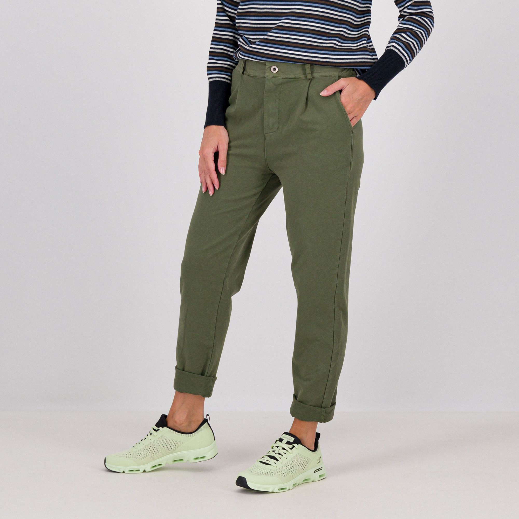 LUCREZIA SCIORTINO
Pantaloni a carota in
felpa leggera con
tasche alla francese