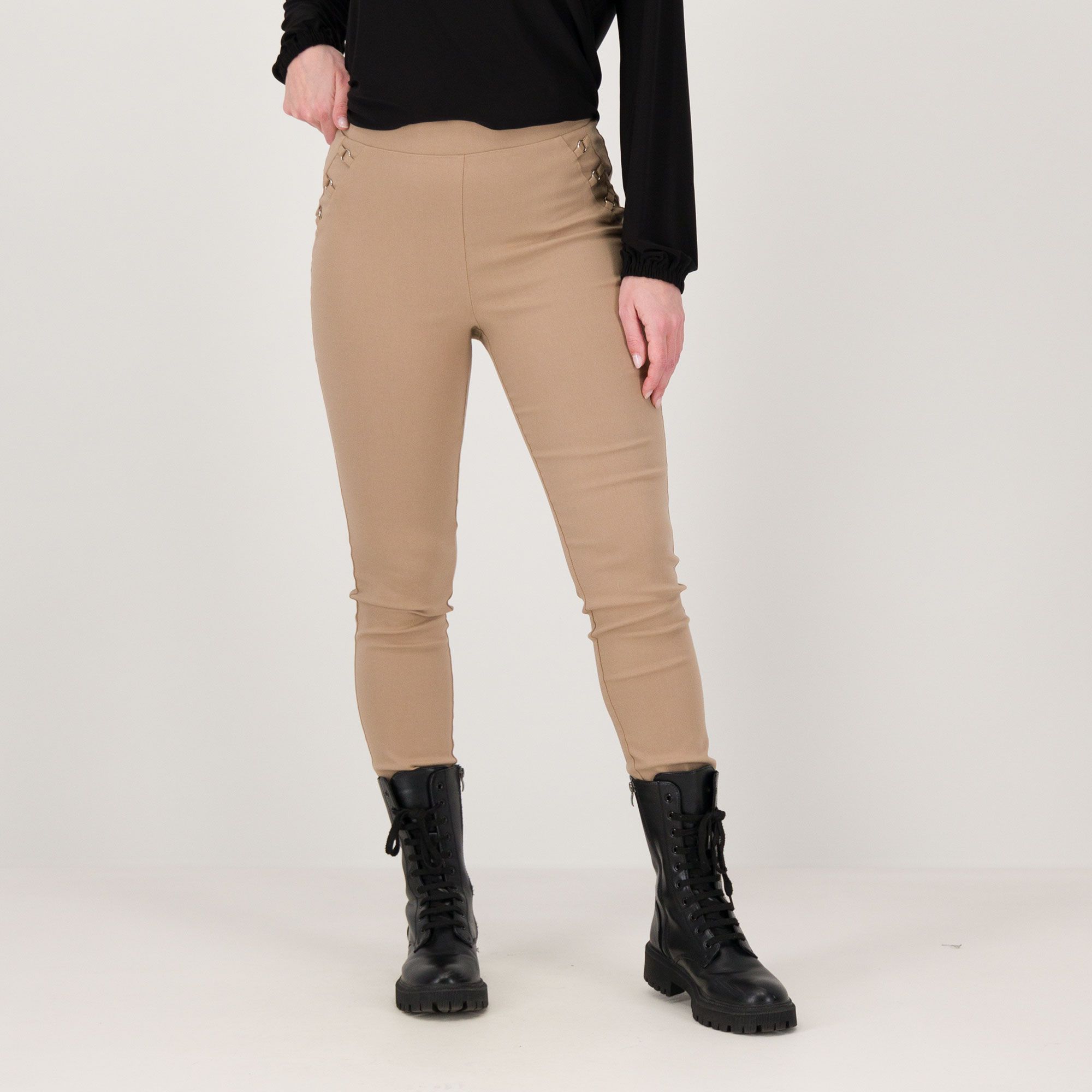 Nina Leonard
Pantaloni a gamba
stretta con fettucce
e anelli sulle tasche