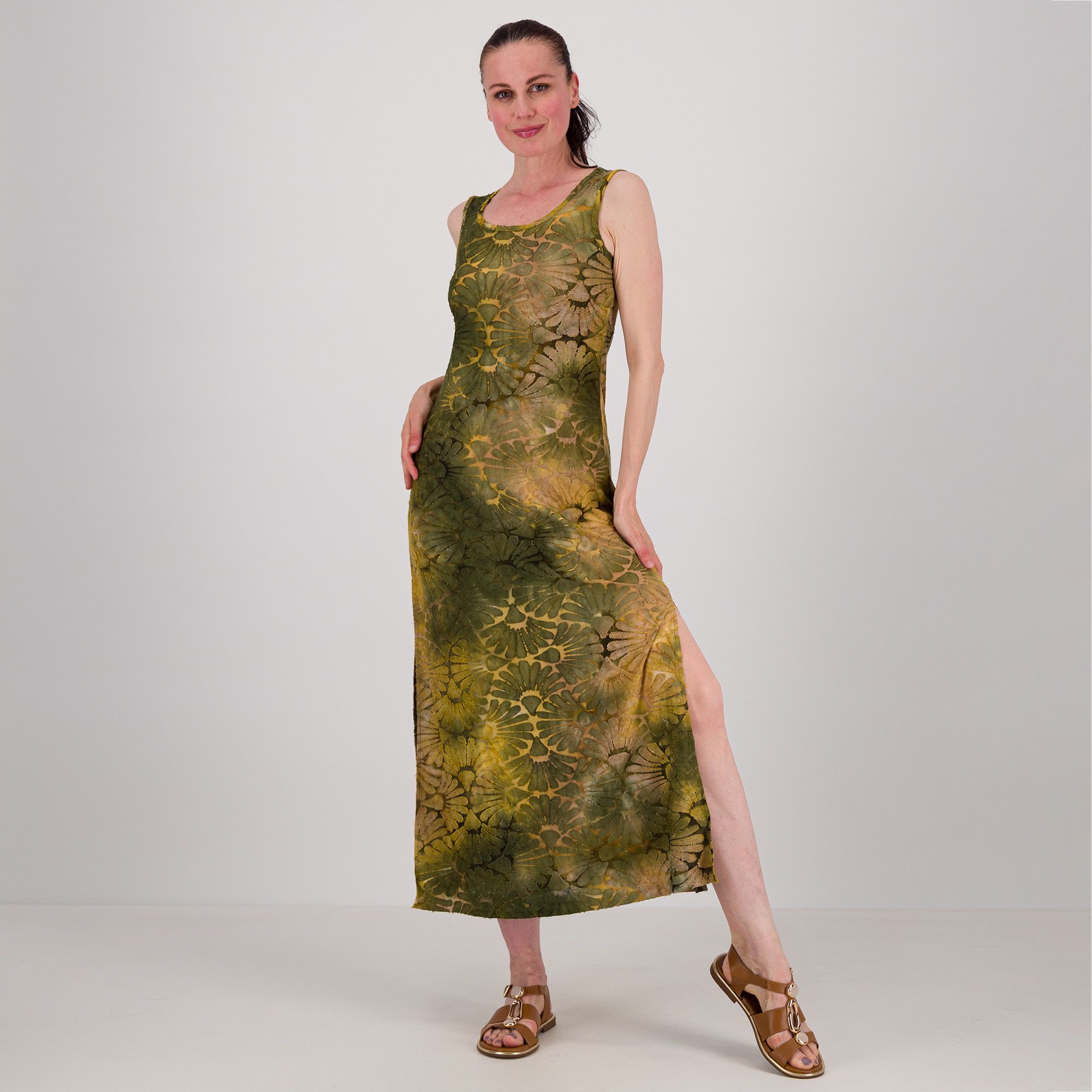 Nina Leonard
Abito lungo smanicato
con scollo tondo
e spacchi laterali