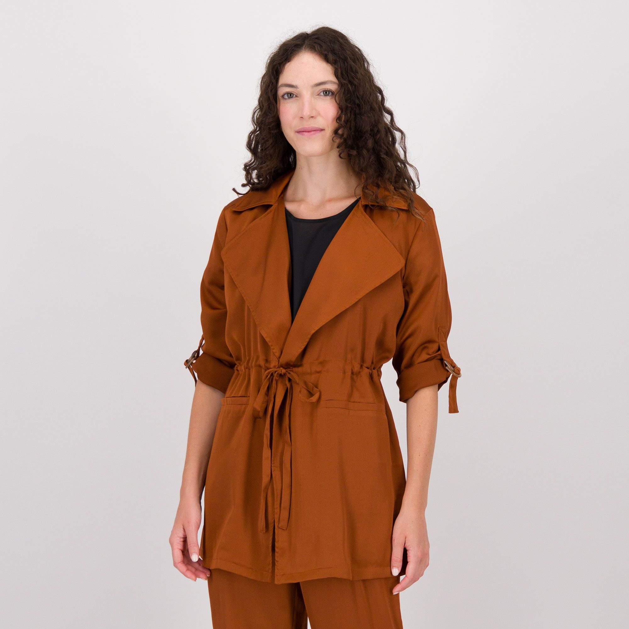 Nina Leonard
Giacca tessuto satin
con coulisse in vita 
maniche risvoltabili