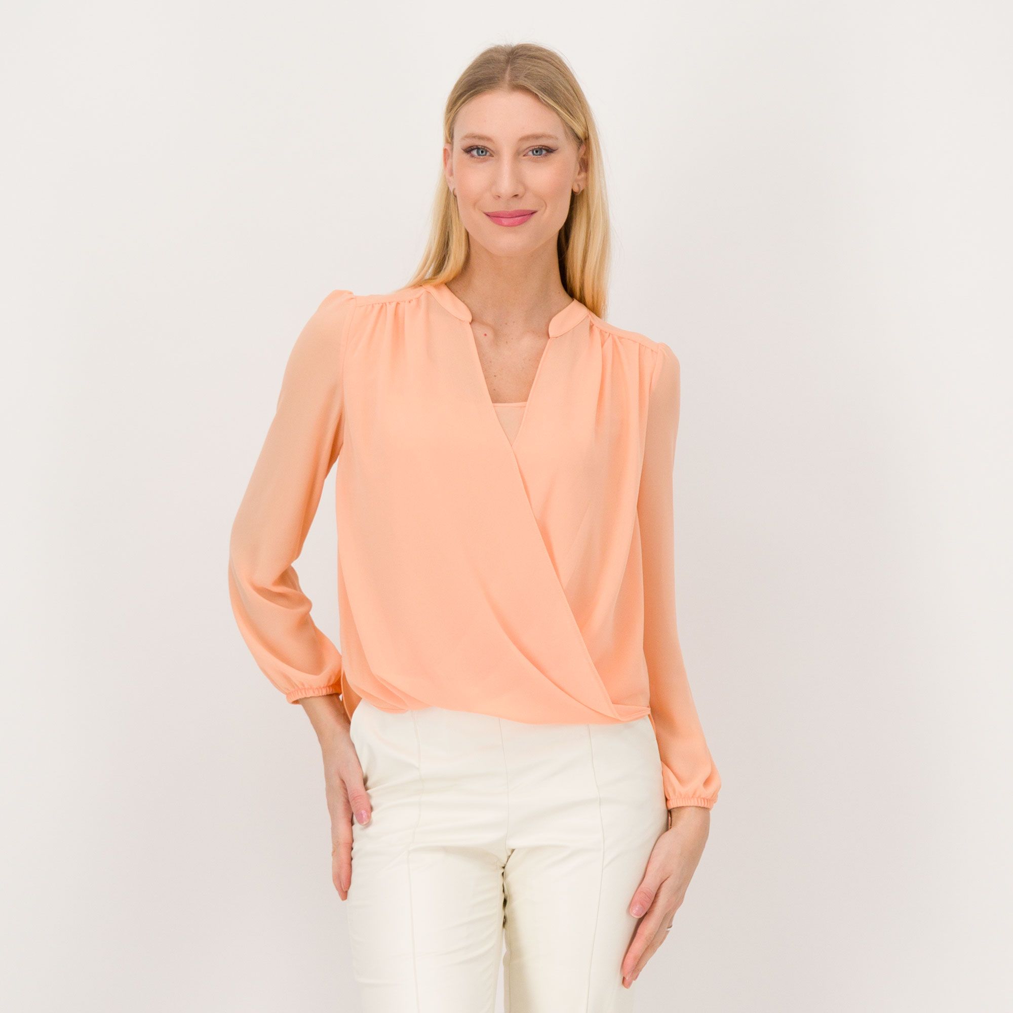 Olly Doo
Blusa a manica lunga
con drappeggio
incrociato a V