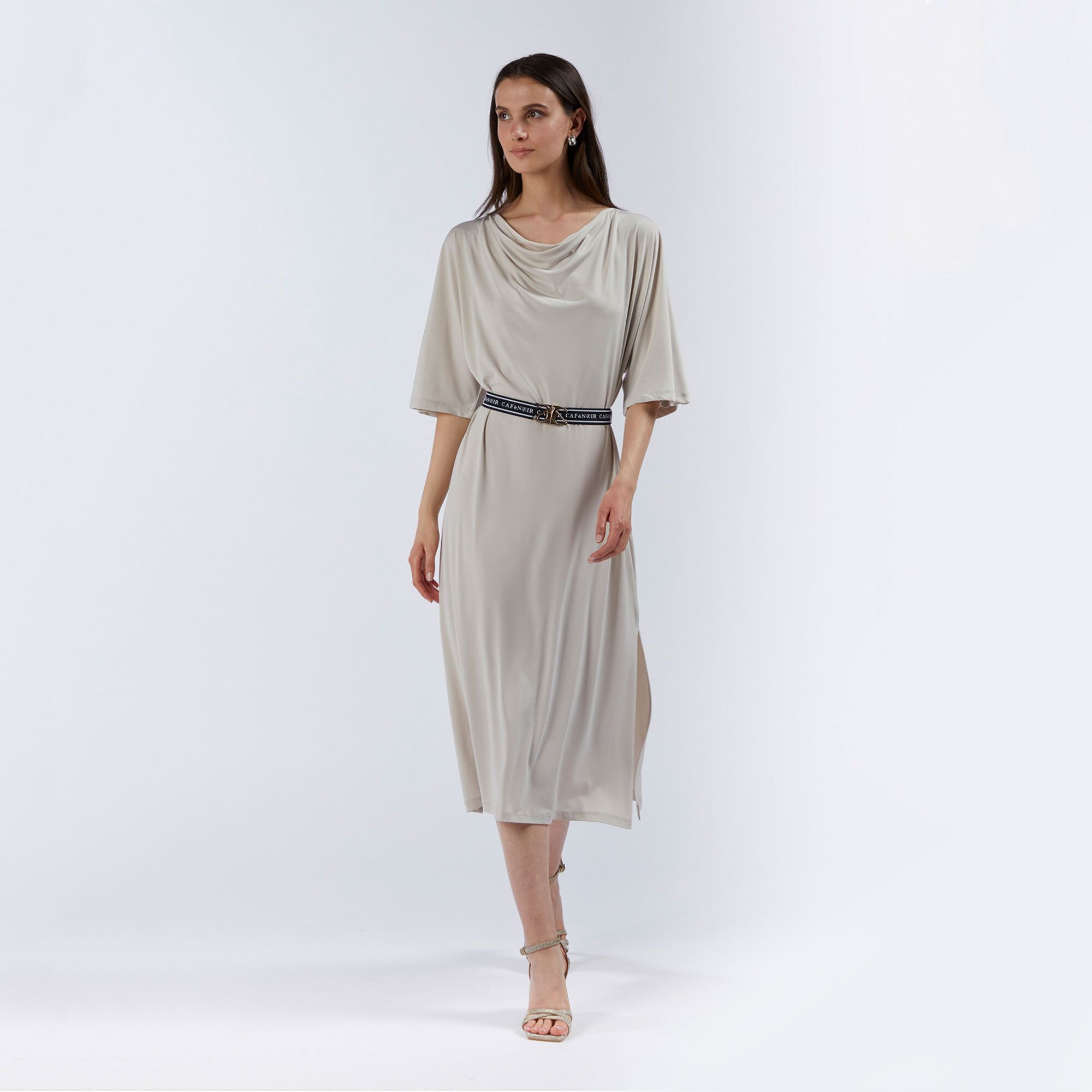 Cafè Noir
Abito midi con manica
a pipistrello e
cintura