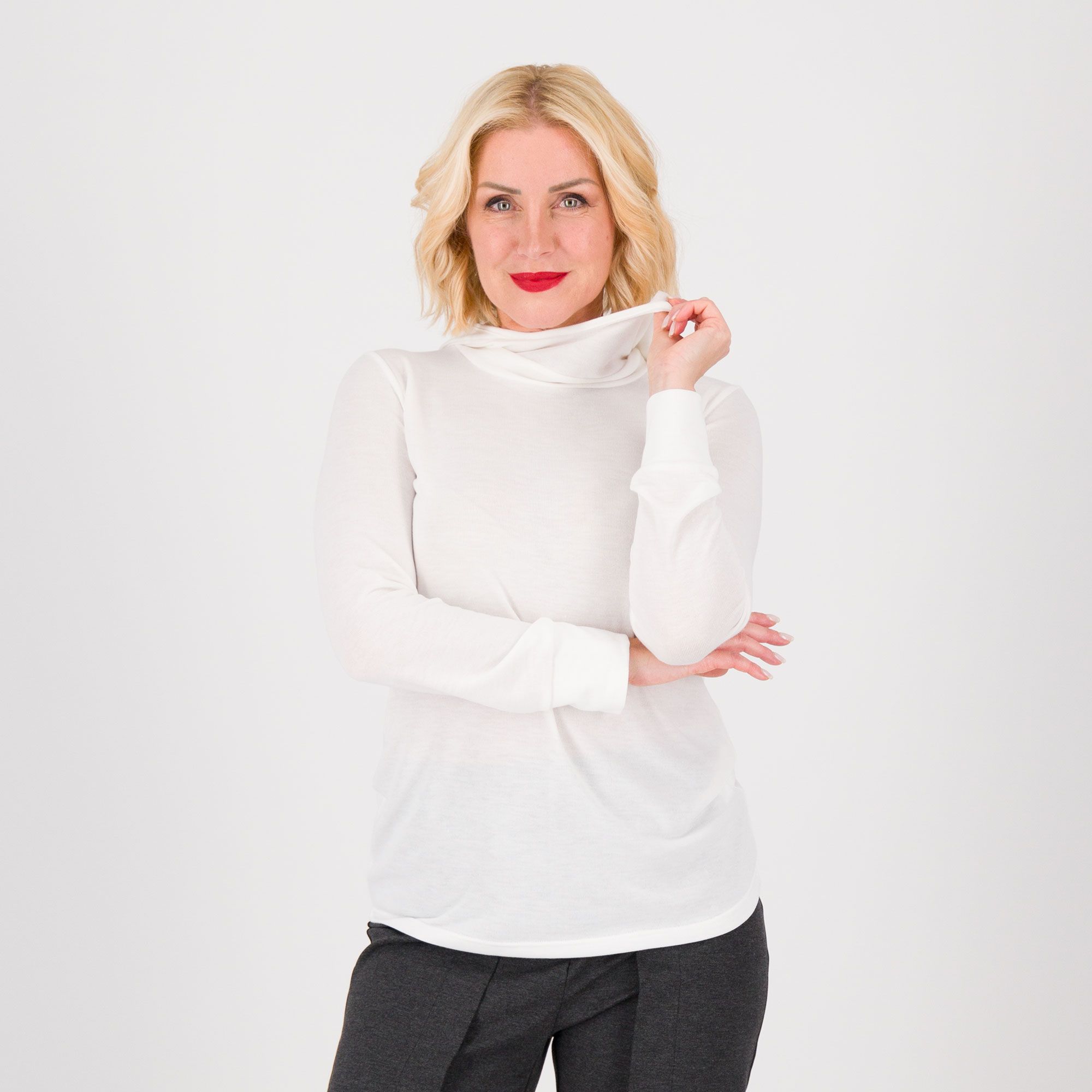 Caterina Lancini
Maglia mano calda
con collo lupetto
e cappuccio