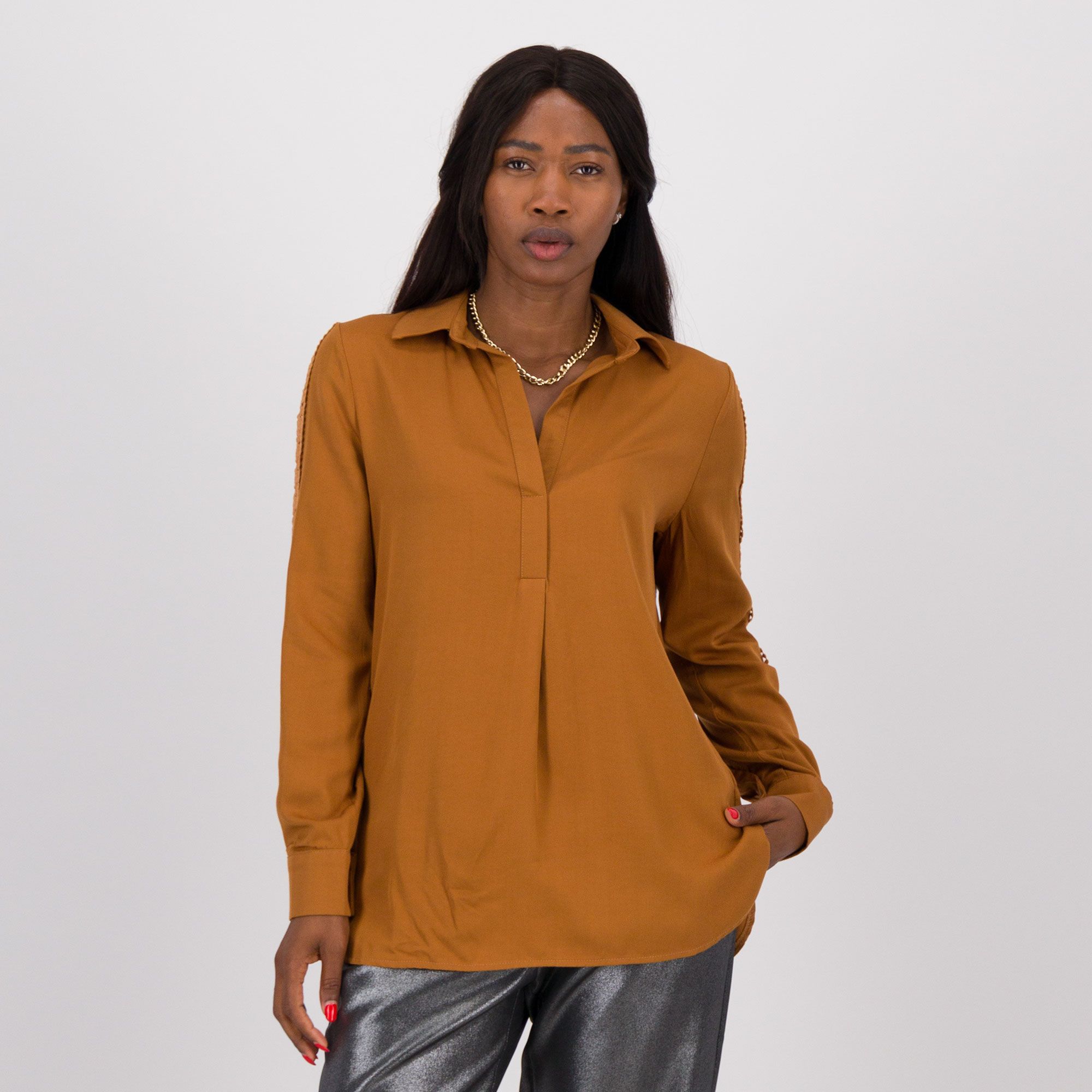 EVA Franco Ciambella
Blusa in viscosa
con collo a polo
e inserti in pizzo