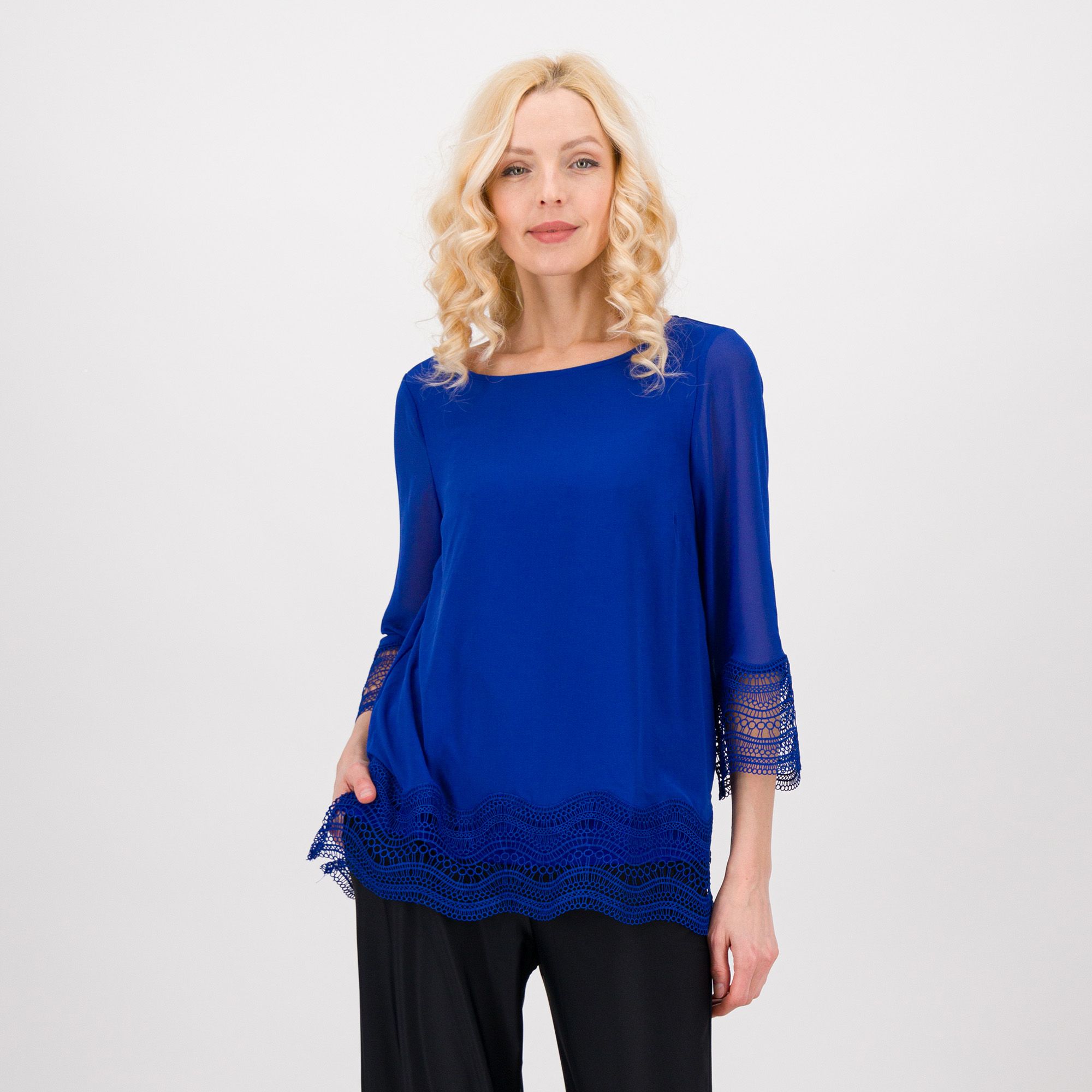 Nina Leonard
Maglia in chiffon
con manica 3/4
e pizzo al fondo