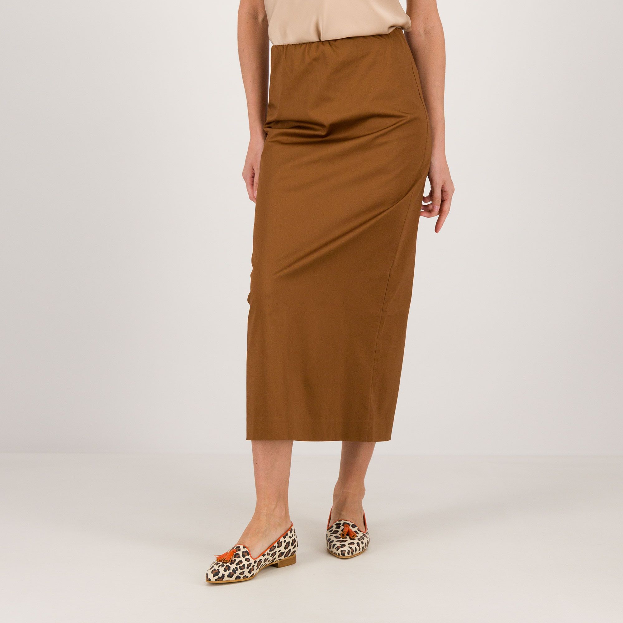Caterina Lancini
Gonna midi in raso
con spacco
e zip dietro