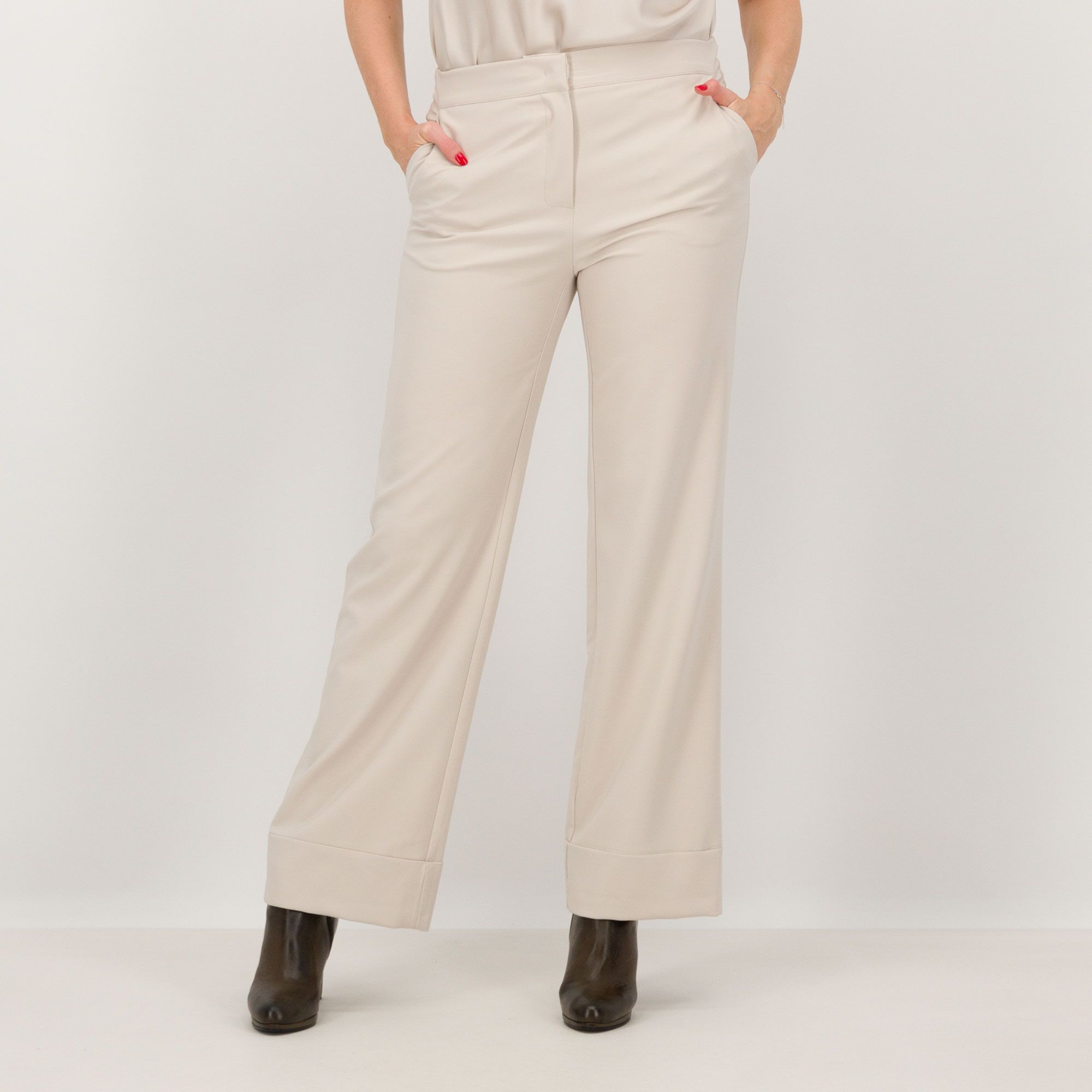 Caterina Lancini
Pantaloni in tessuto
tecnico bi-stretch e
tasche alla francese