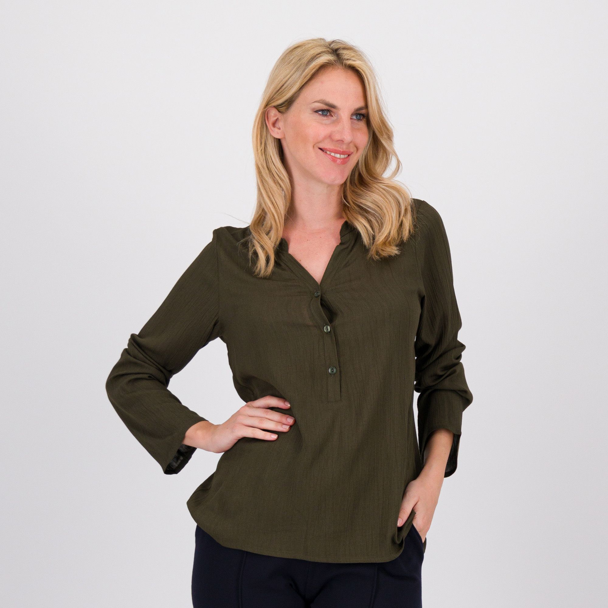 M’ama 
Camicia in viscosa
con collo coreano
e maniche lunghe