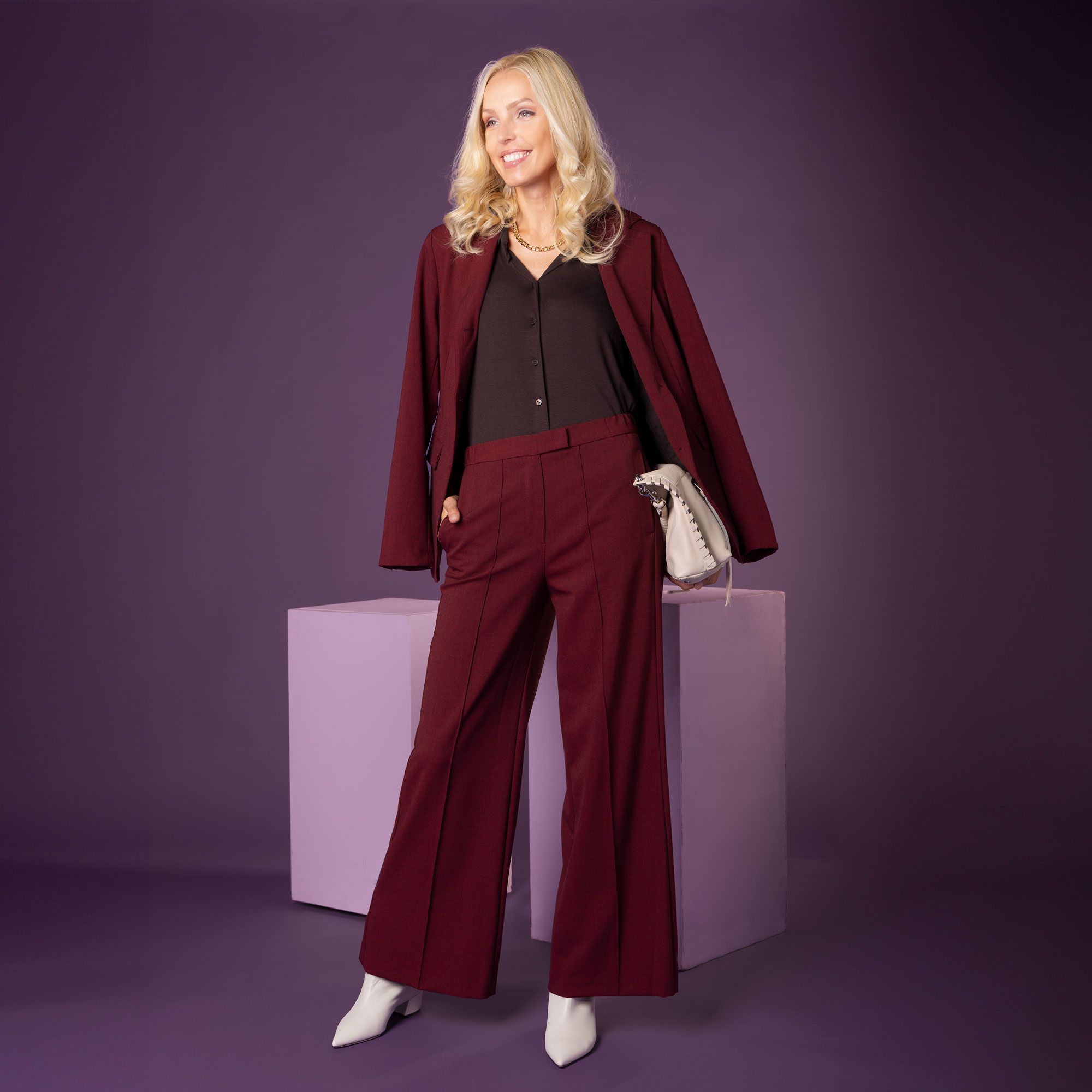 Caterina Lancini
Pantaloni gamba ampia
in tessuto chiné
con nervatura davanti