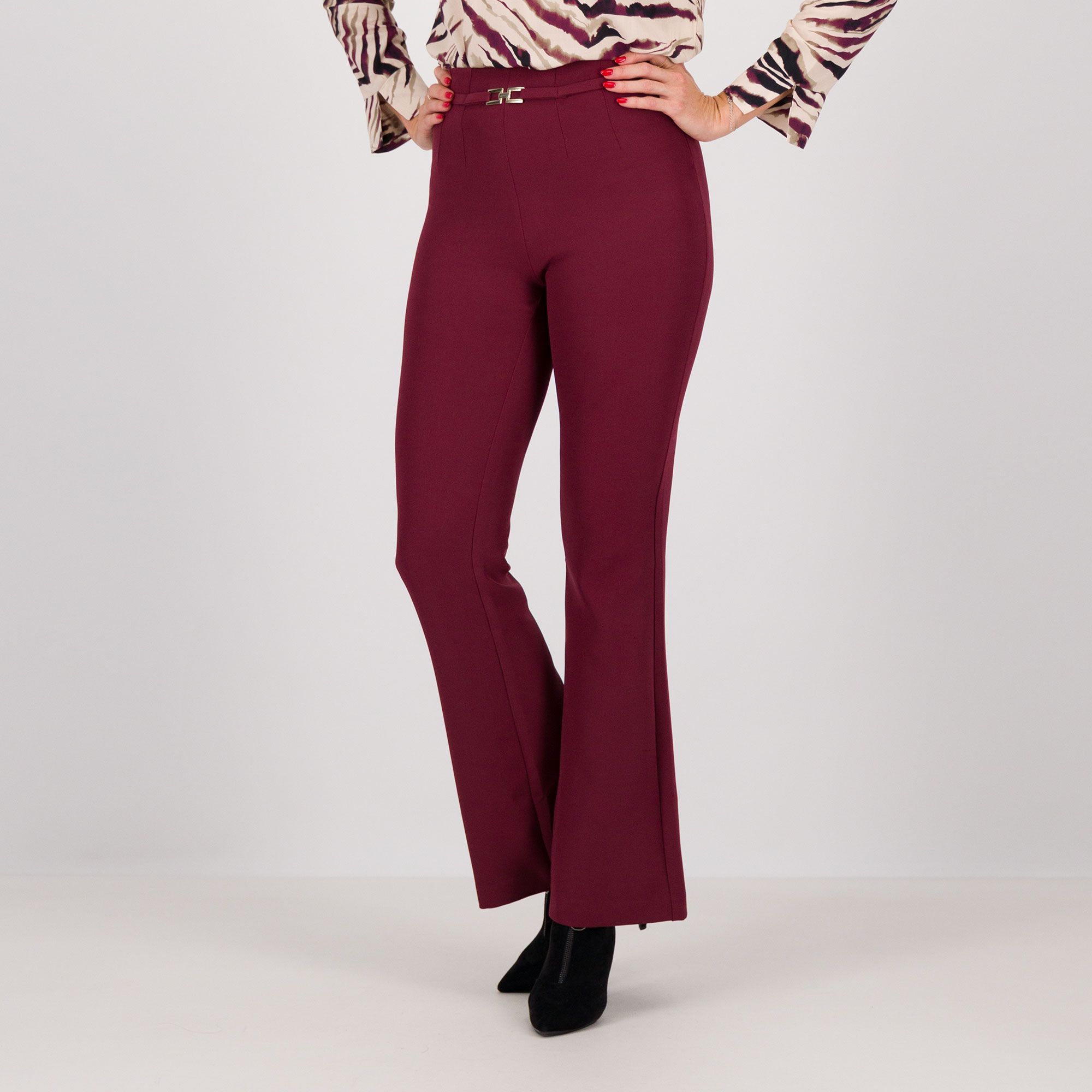 SottoMarino
Pantaloni a zampa
in crêpe bielastico
con cintura e fibbia