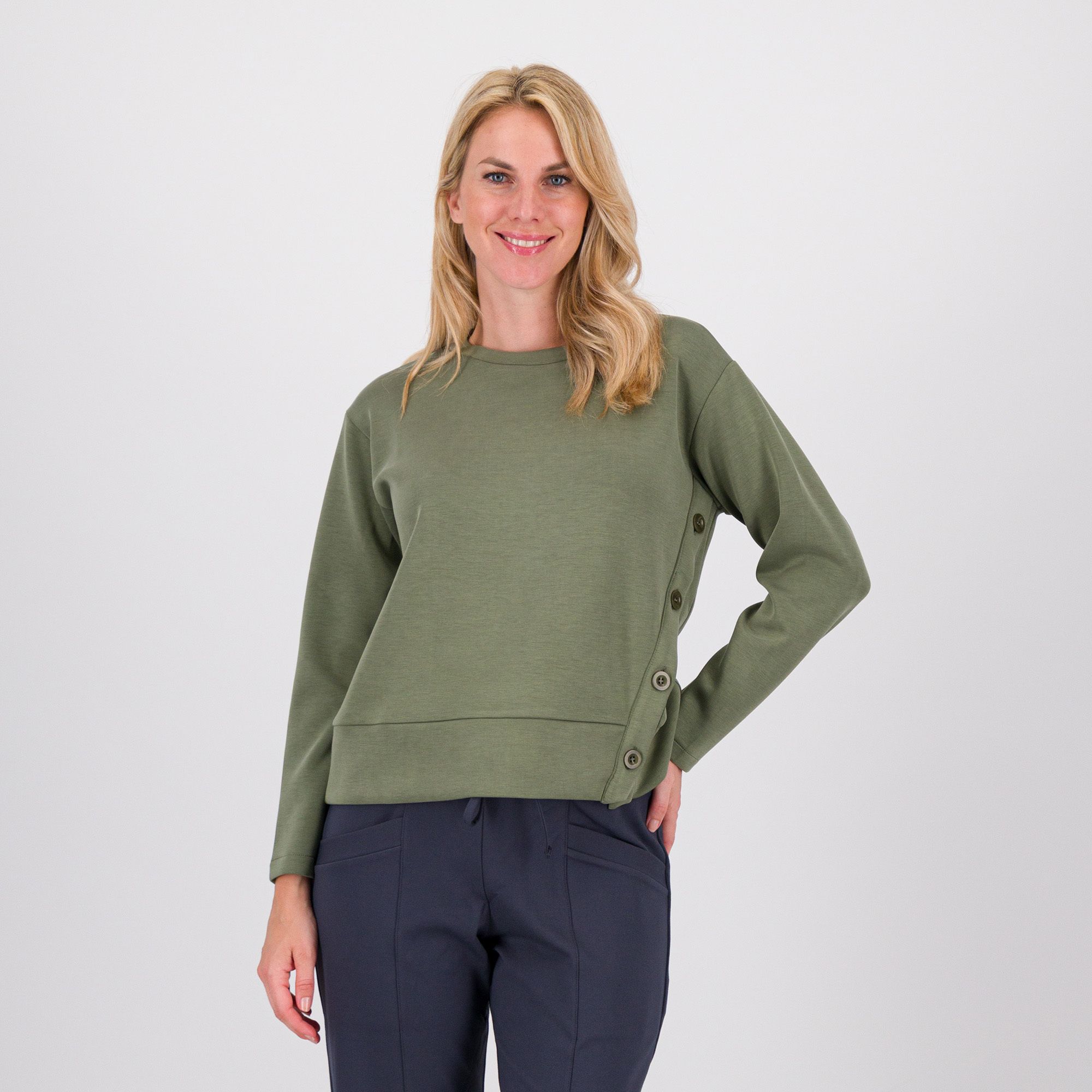 M’ama 
Felpa girocollo
con apertura
asimmetrica e bottoni