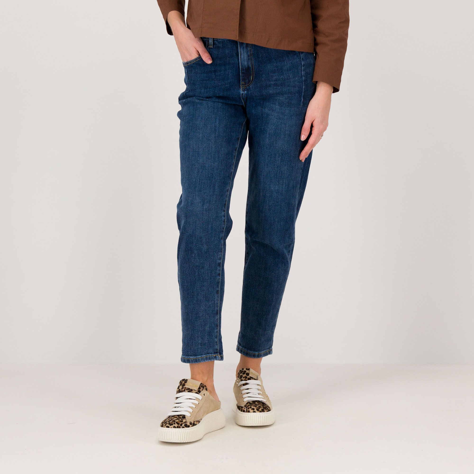 Lucrezia Sciortino
Jeans a carota con
tasche alla francese