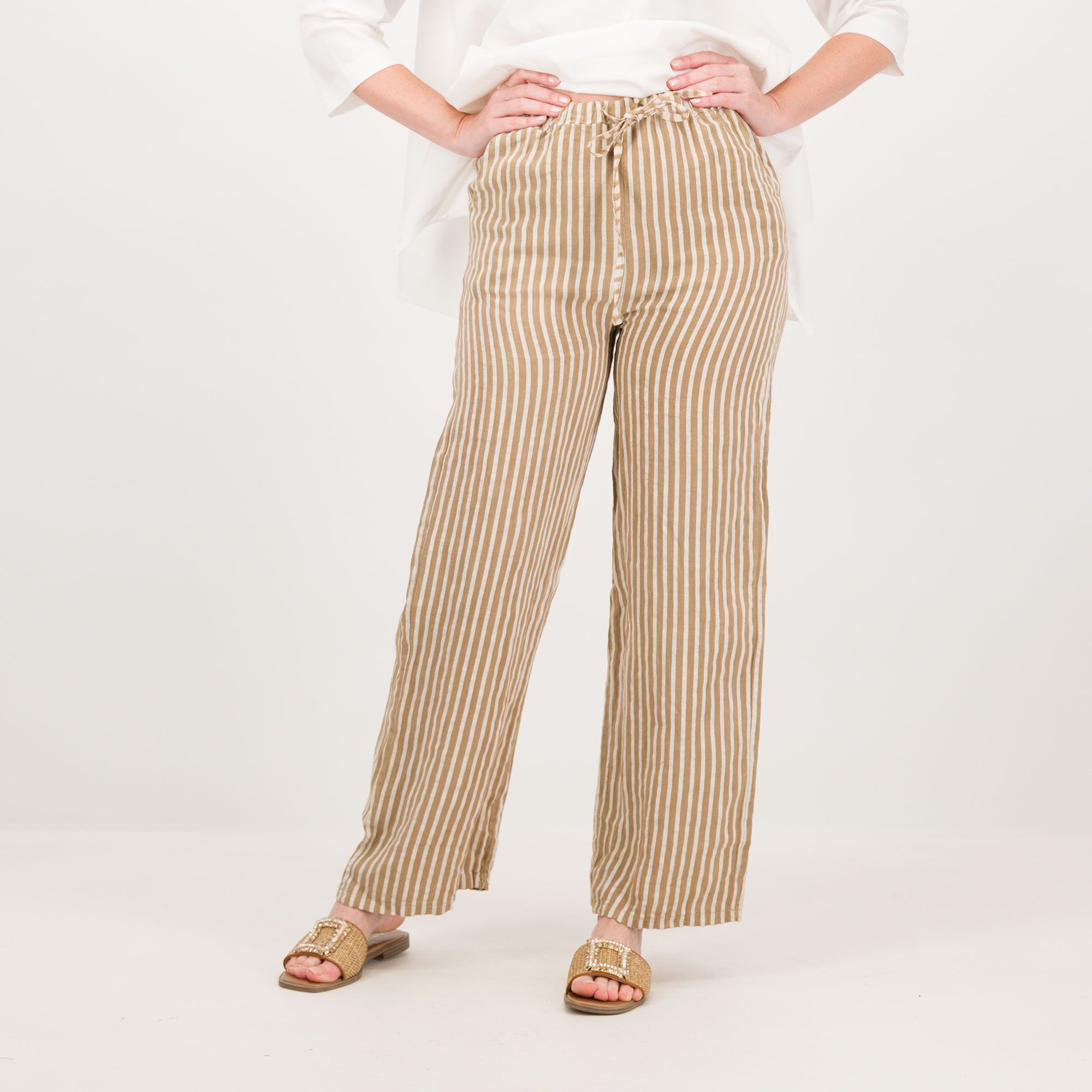 Lucrezia Sciortino
Pantaloni a palazzo
in lino gessato
con elastico