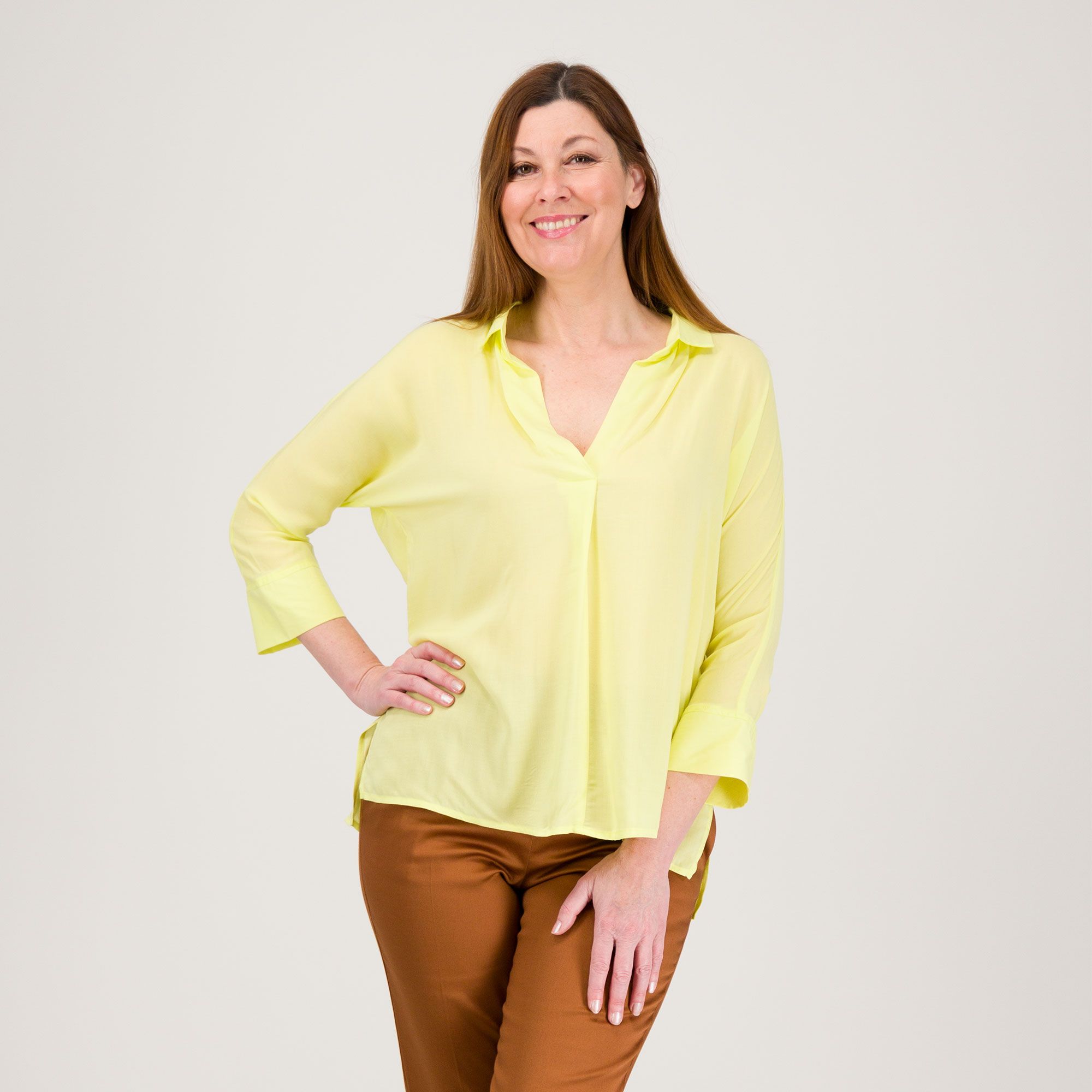 Extesa
Blusa in voile
di viscosa
con scollo a V