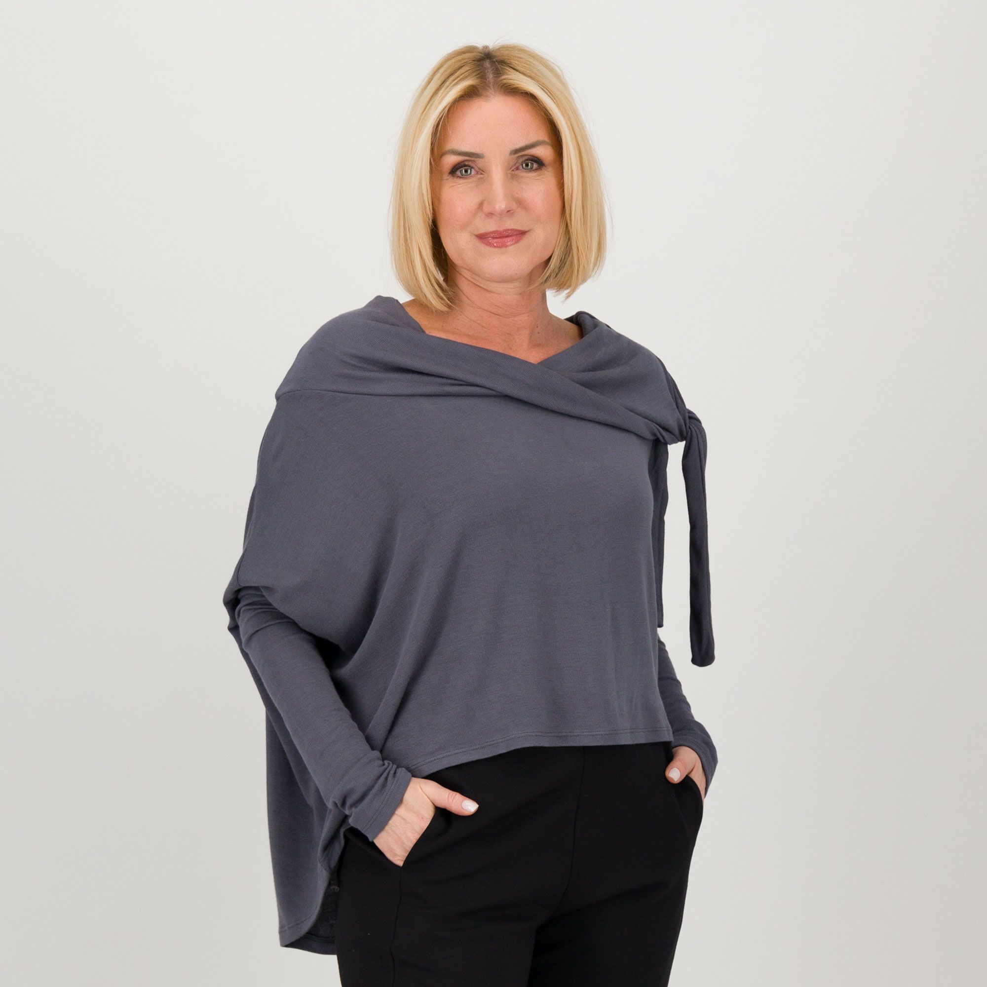 LUCREZIA SCIORTINO
Maglia in viscosa
collo a ciambella
con nodo sul lato