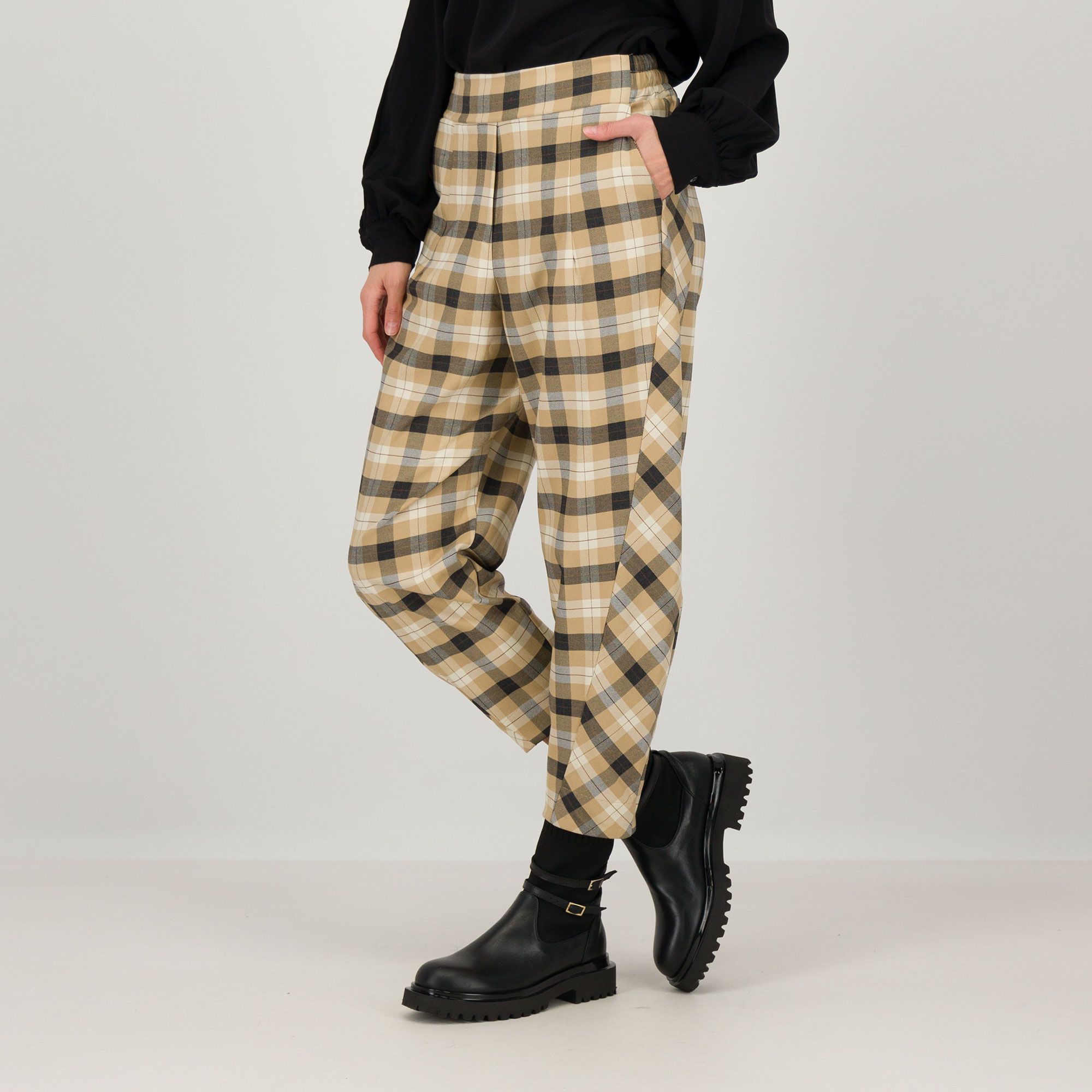 Lucrezia Sciortino
Pantaloni balloon
in flanella
fantasia scozzese