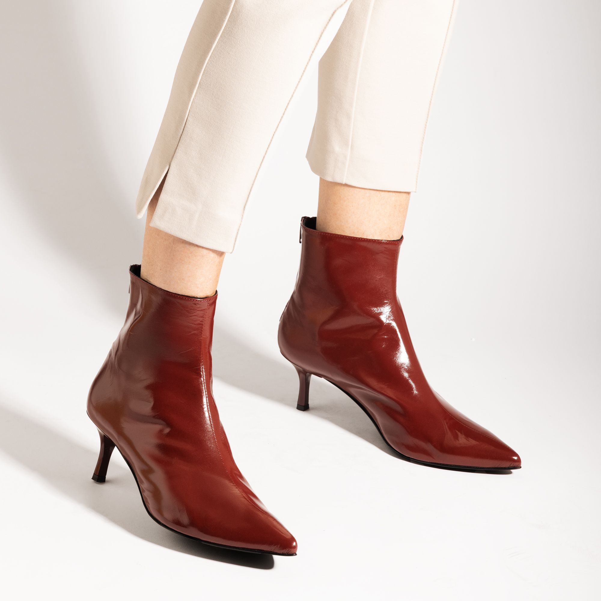 Gioia A.
Stivaletti a punta
in pelle naplak
con tacco 5cm