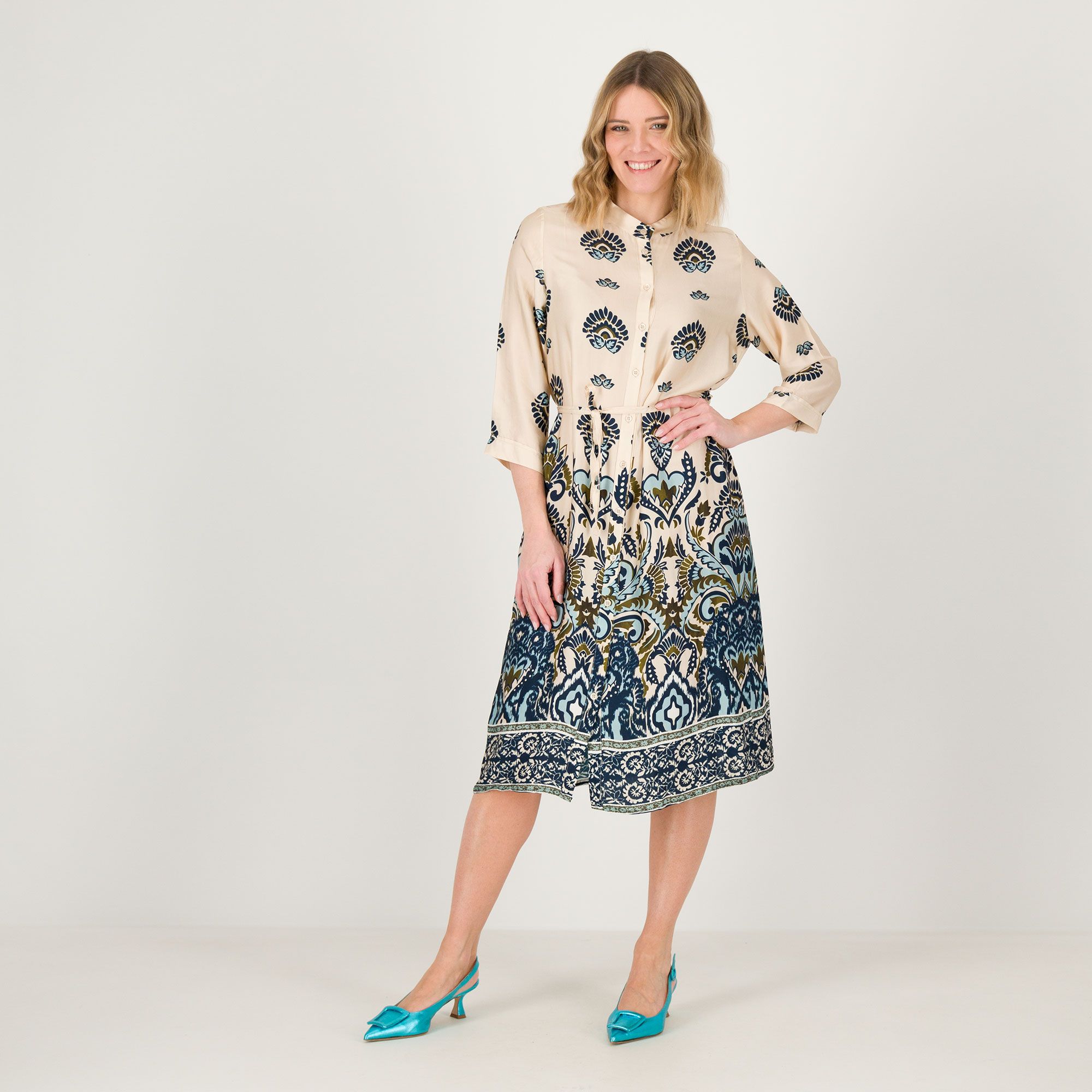 Mood Atelier
Abito midi in raso
con stampa piazzata
e cintura in vita