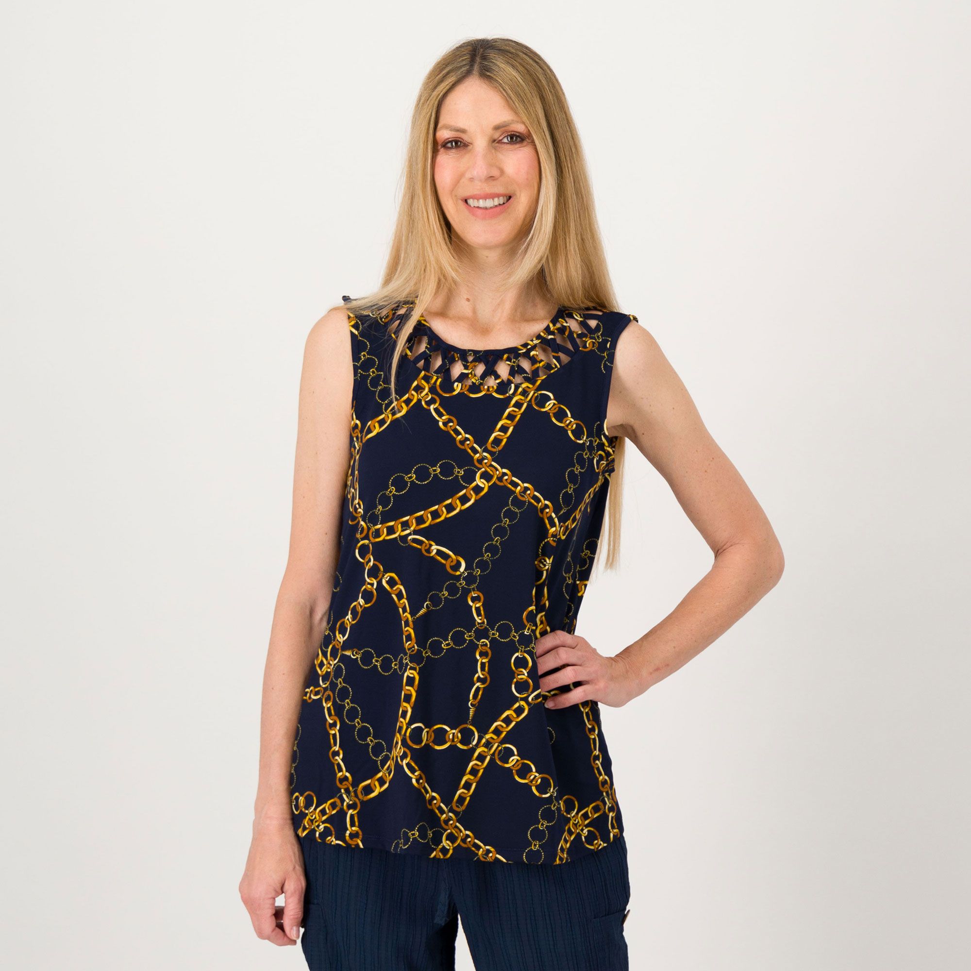 Nina Leonard
Top scollo tondo
con traforatura
a incrocio