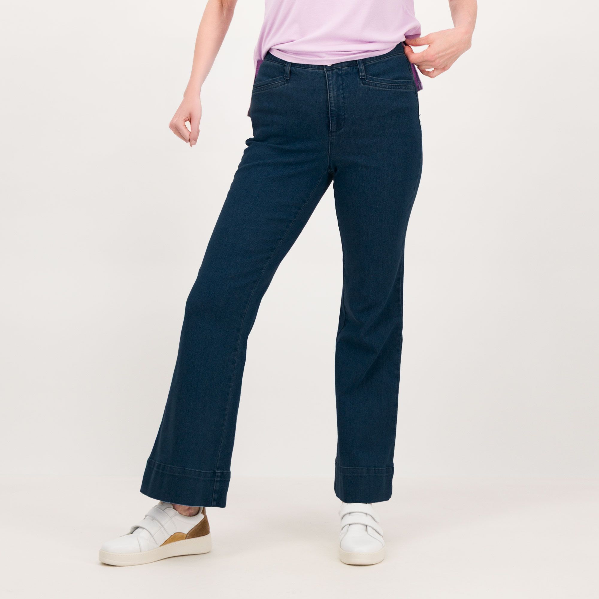 Wynne Layers
Jeans a zampetta
con vita elasticata
e tasche