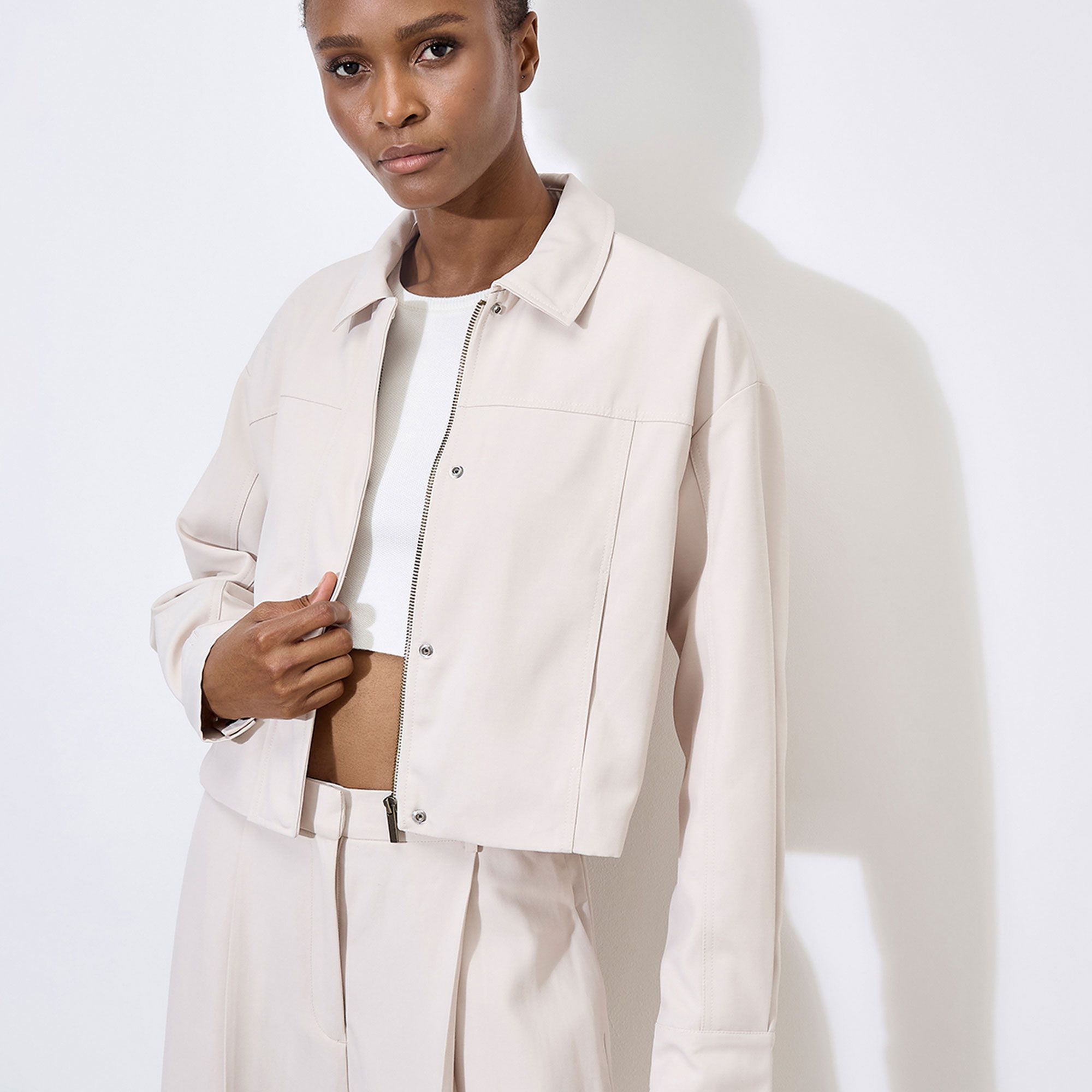 Apricot
Giacca corta
con collo a camicia
e bottoni nascosti