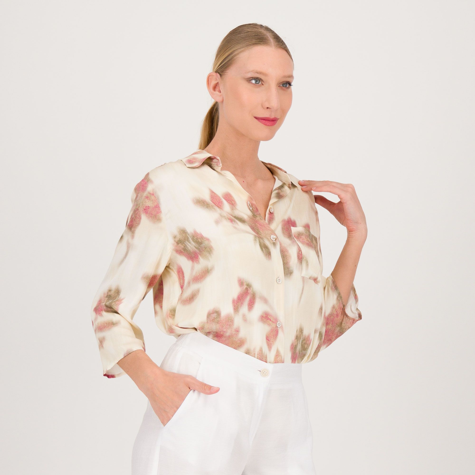 Extesa
Camicia fantasia
in viscosa con
collo a polo