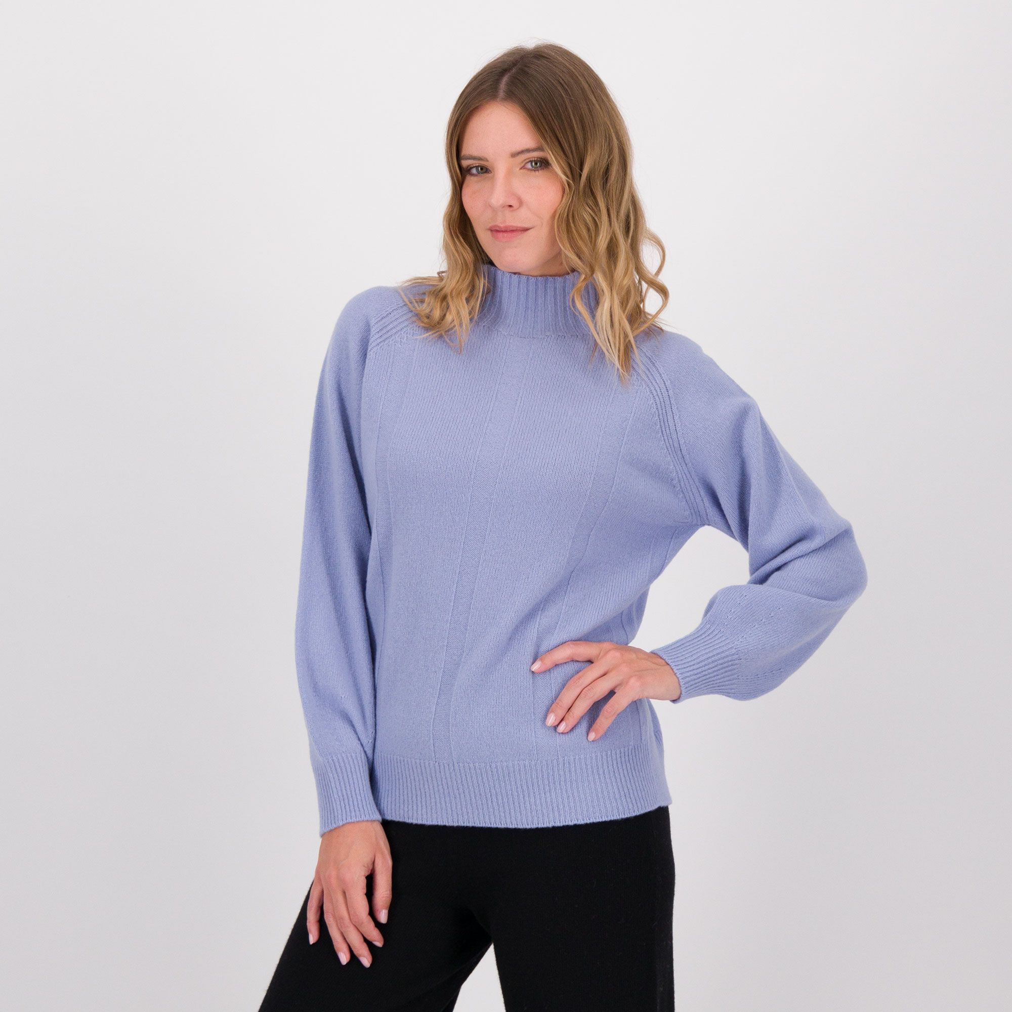 Hekla & Co
Maglia in 100% lana
con maniche raglan
e collo a vulcano