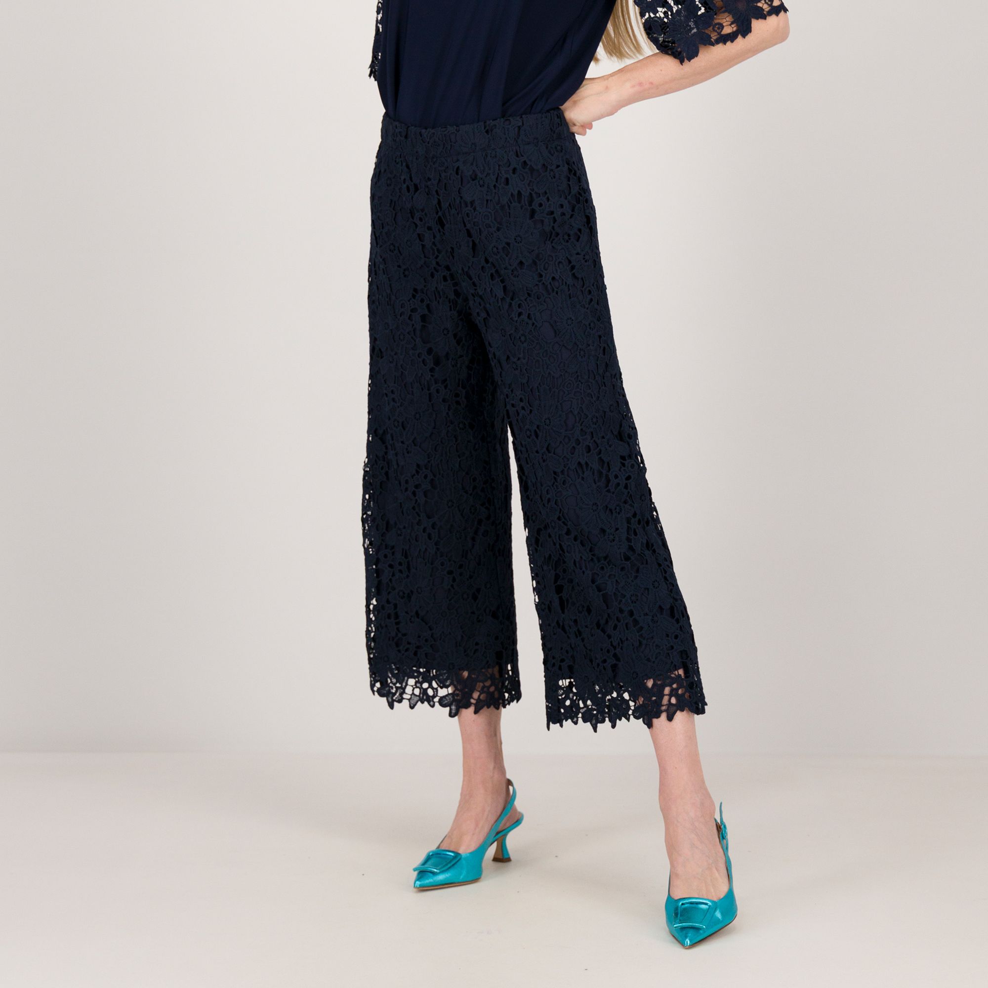 Nina Leonard
Pantaloni cropped
in pizzo con fondo
smerlato