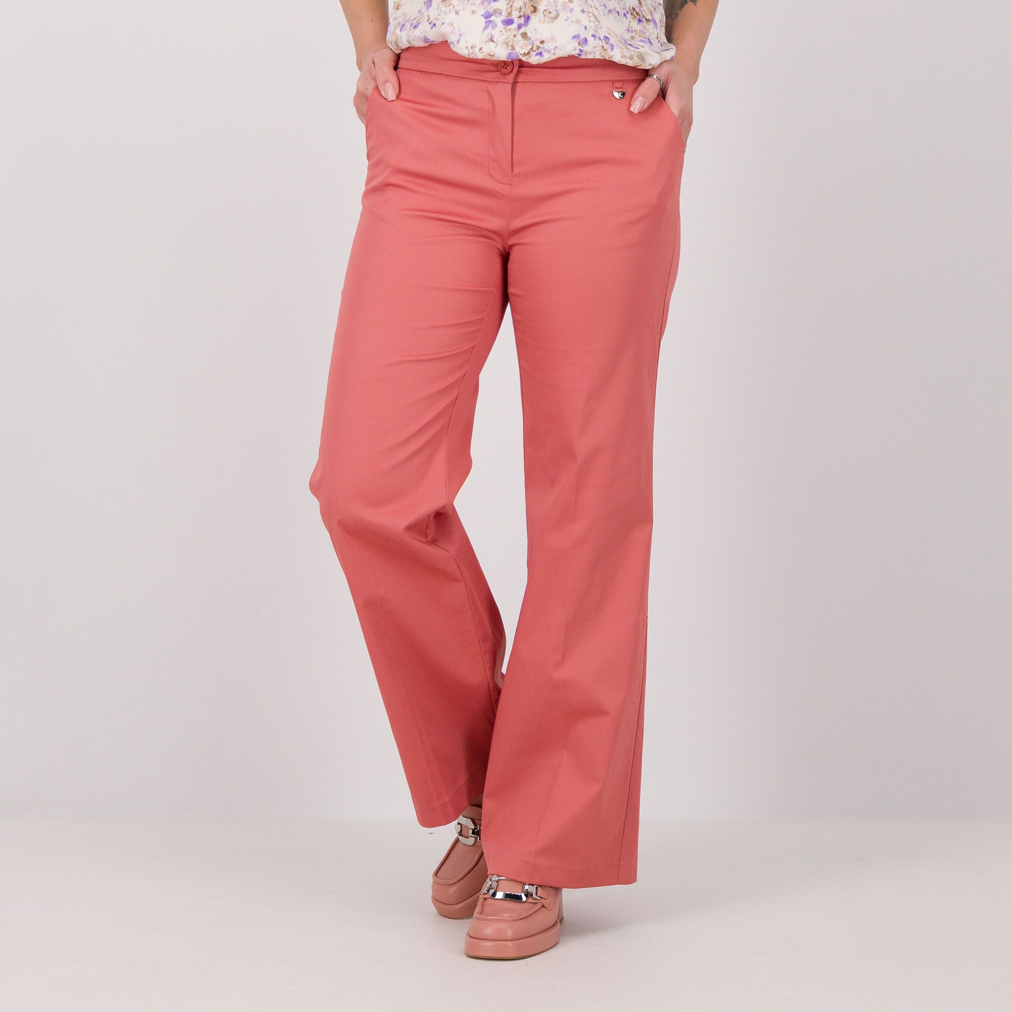 EXTESA
Pantaloni
in rasatello di
cotone stretch
gamba dritta