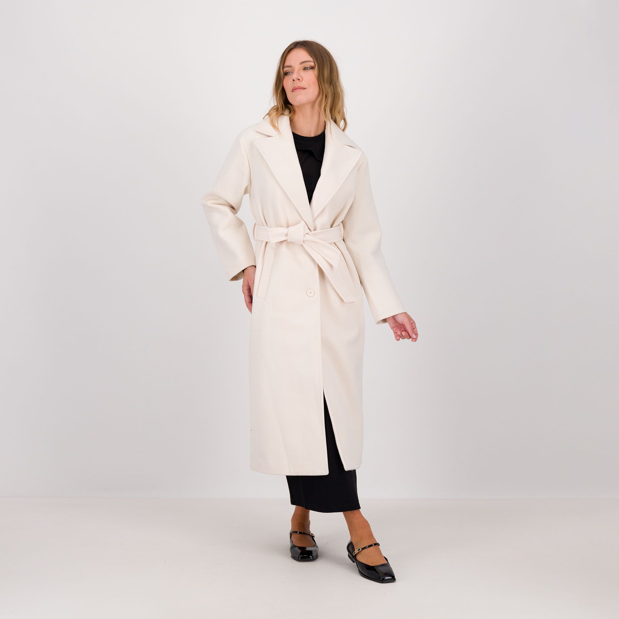 REBEKA ROSS
Cappotto a vestaglia
in panno tinta unita
con cintura in vita