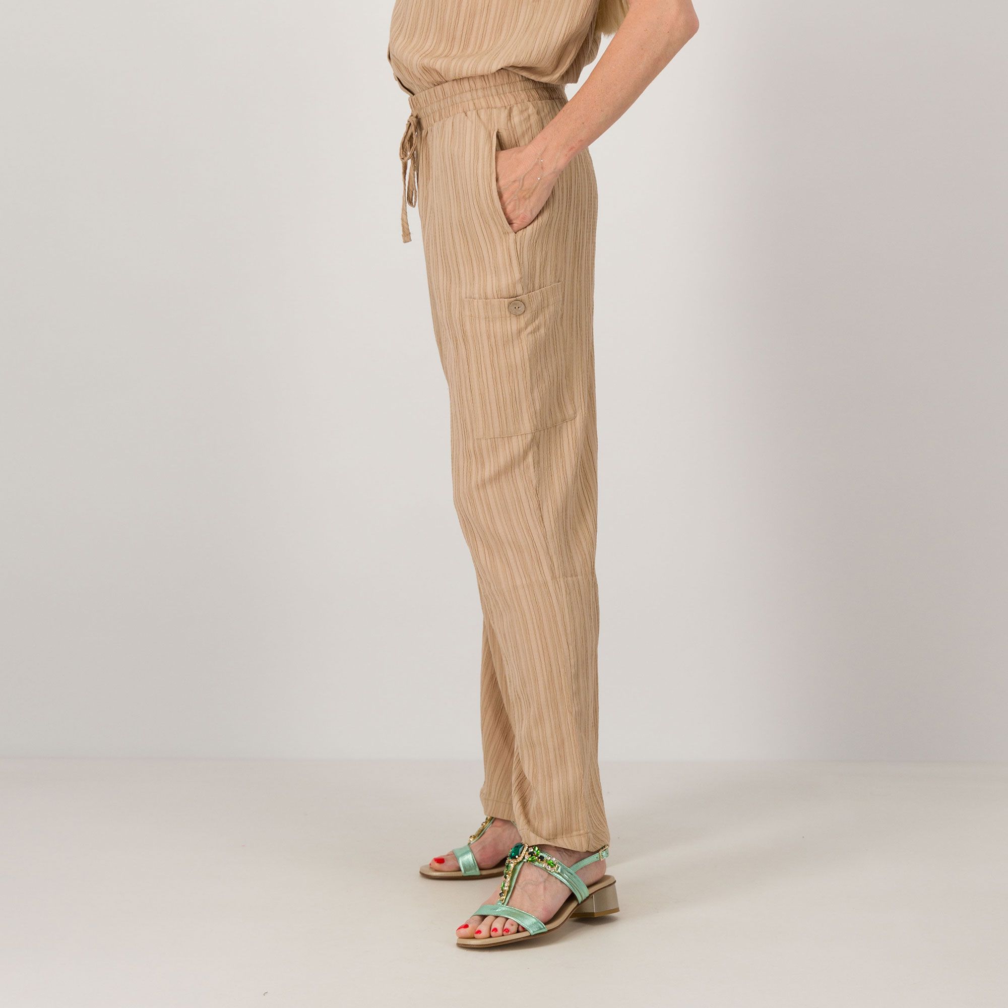 Nina Leonard
Pantaloni cargo
con elastico in vita