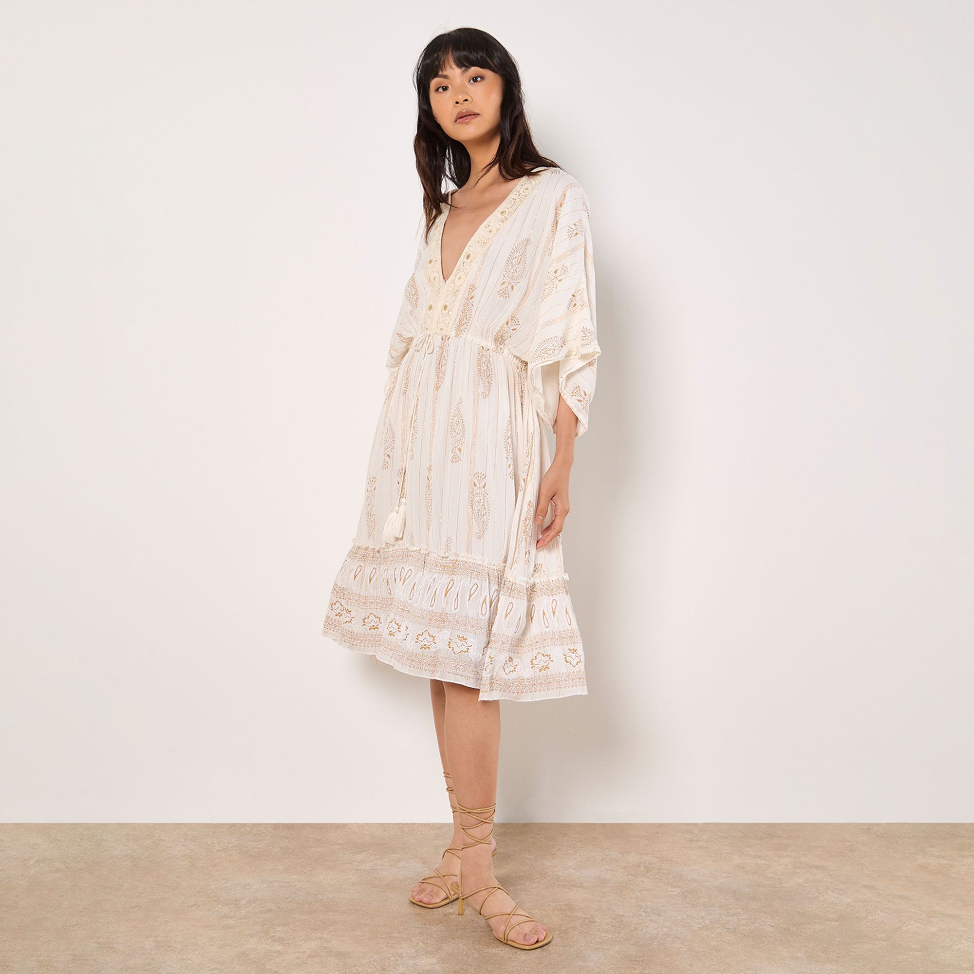 Apricot
Abito midi
con ricami
ed elastico in vita