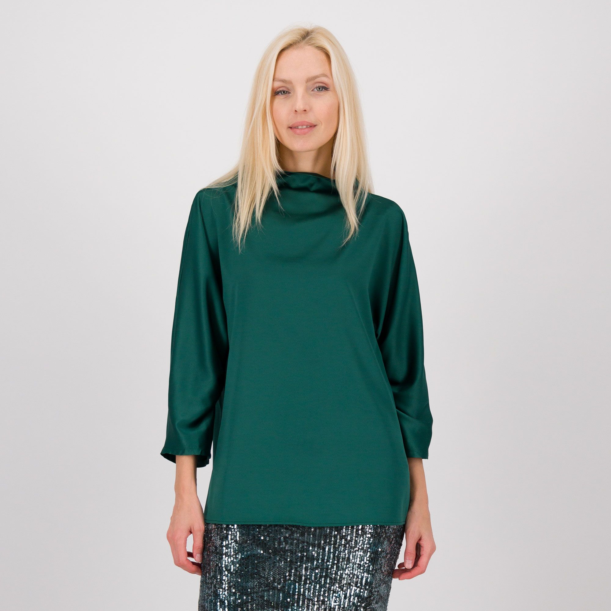 Caterina Lancini
Blusa in raso opaco
con collo a cratere
e maniche lunghe