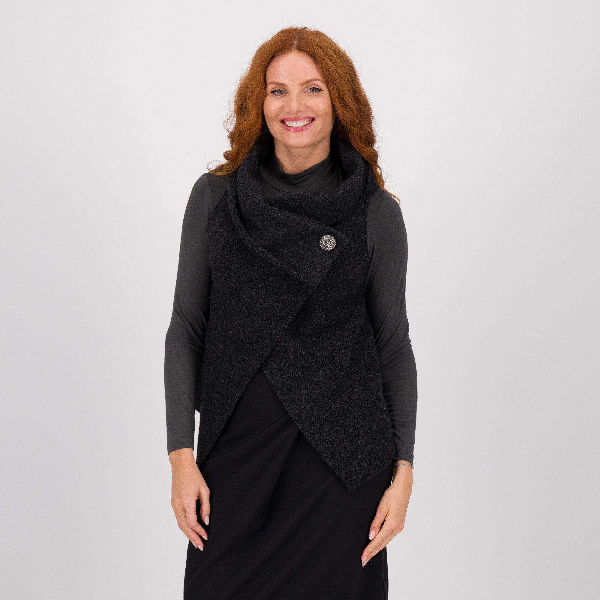Caterina Lancini
Gilet misto lana
con maxi collo
e bottone gioiello
