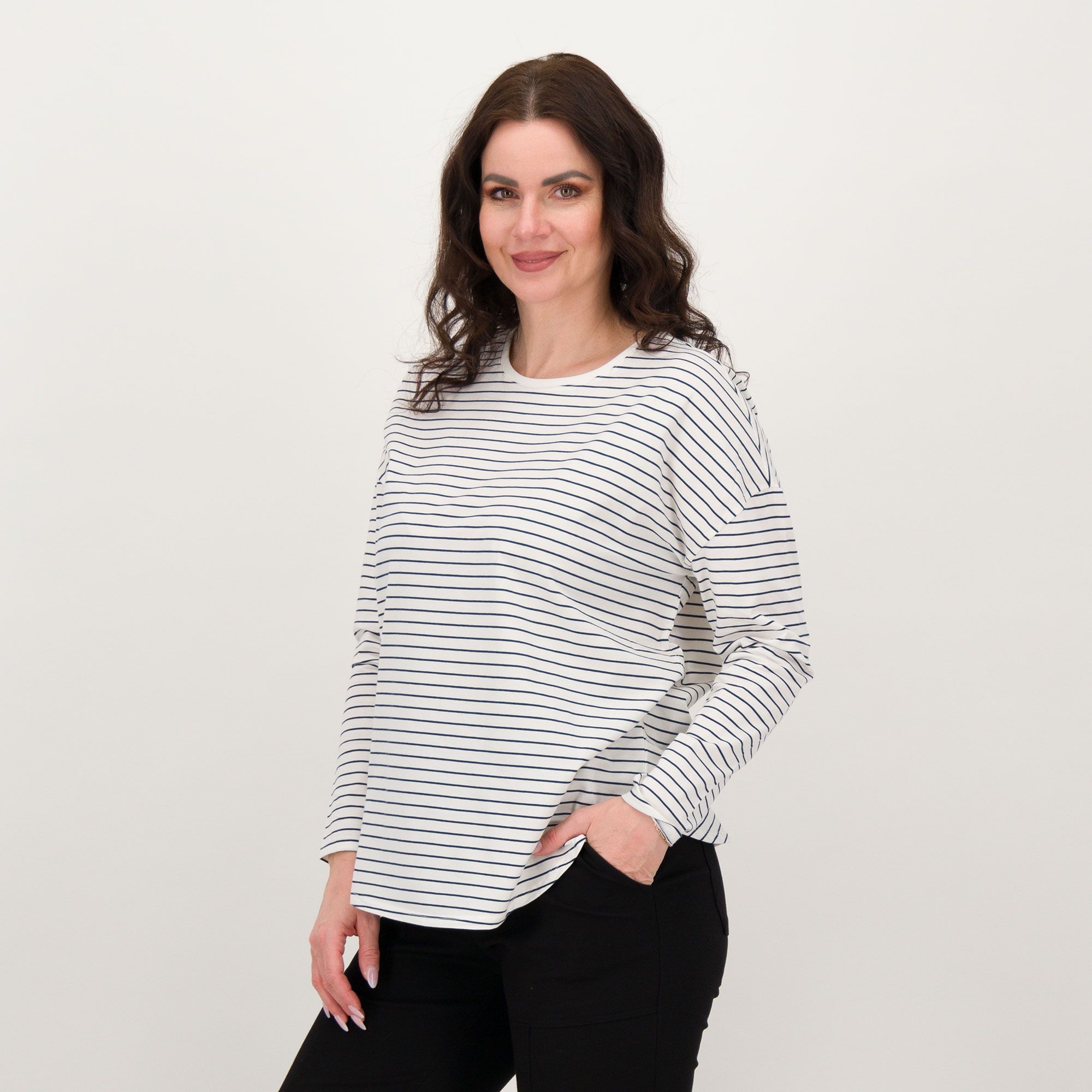 Wynne Layers T-shirt manica lunga in cotone stretch con fondo stondato