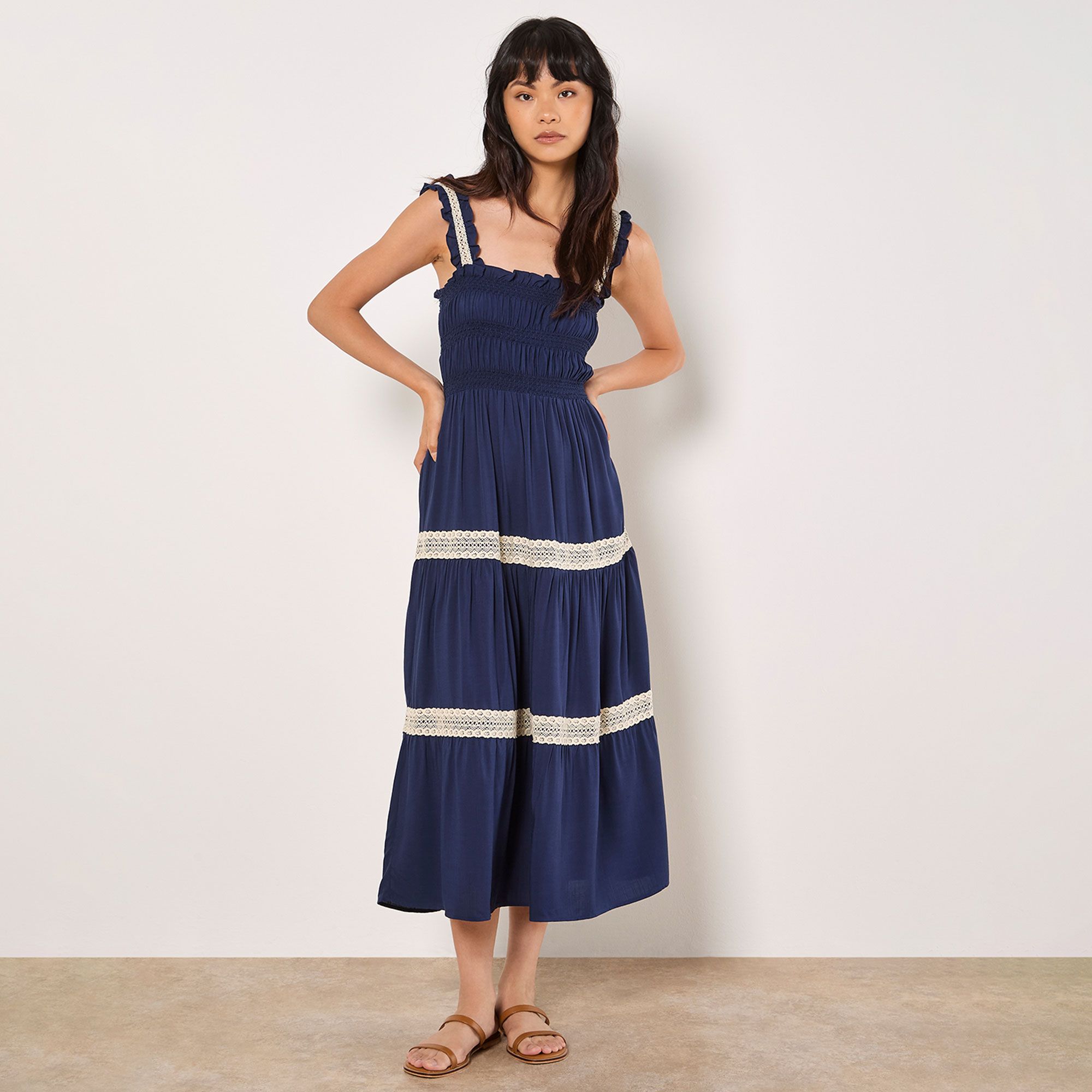 Apricot
Abito midi
con spalline
e inserti in pizzo