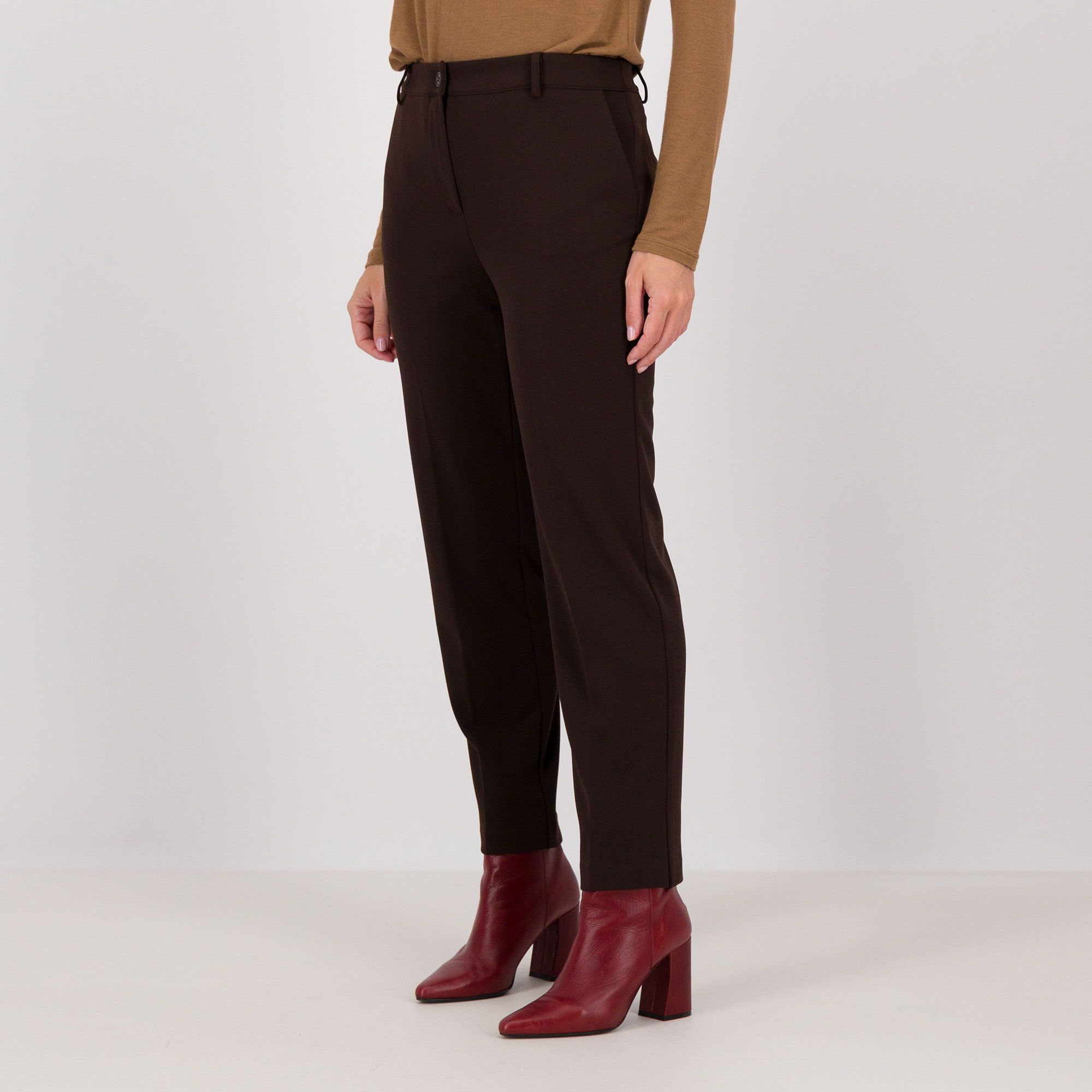 Caterina Lancini
Pantaloni in scuba
con spacchi al fondo
e vita elasticata